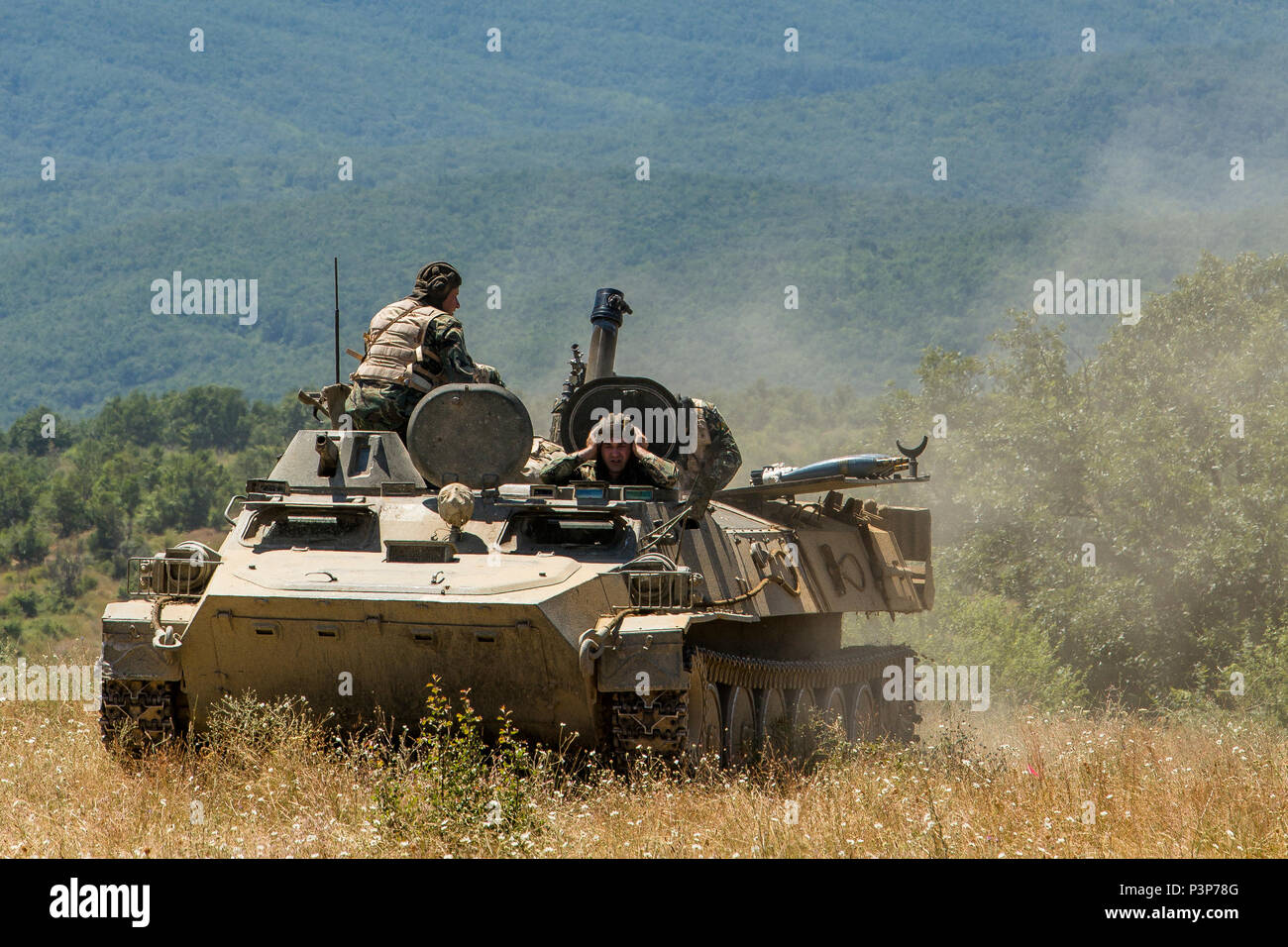 Bulgarische Kräfte Feuer von einem mobilen Mörtel Plattform in einer BMP-23 Schützenpanzer während der Übung Platin Lion16-4 an Bord Novo Selo, Bulgarien, 13. Juli 2016. Dieser multinationalen Übung vereint acht NATO- und Partnerstaaten für eine Live-fire Übung sollen regionale Verteidigung in Osteuropa zu stärken. (U.S. Marine Corps Foto von Cpl. Kelly L. Straße, 2 D MARDIV COMCAM/Freigegeben) Stockfoto
