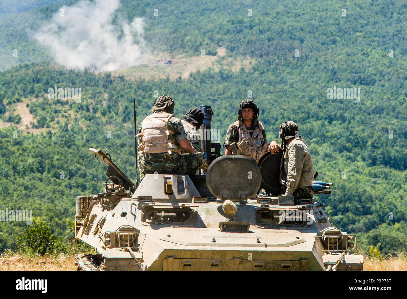 Bulgarische Kräfte watch Mörtel Runden einen Zielbereich aus einem BMP-23 Schützenpanzer während der Übung Platin Lion16-4 an Bord Novo Selo, Bulgarien, 13. Juli 2016 getroffen. Dieser multinationalen Übung vereint acht NATO- und Partnerstaaten für eine Live-fire Übung sollen regionale Verteidigung in Osteuropa zu stärken. (U.S. Marine Corps Foto von Cpl. Kelly L. Straße, 2 D MARDIV COMCAM/Freigegeben) Stockfoto