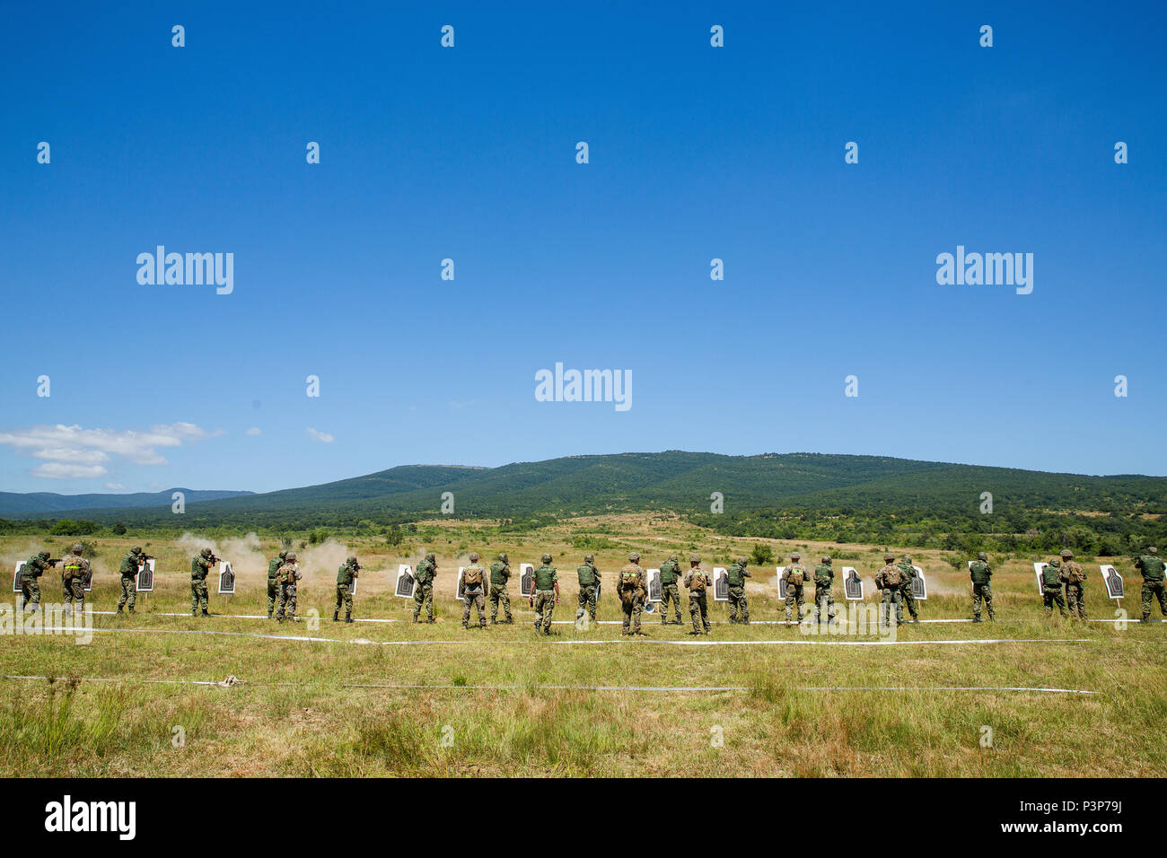 Us-Marines mit Schwarzen Meer Drehkraft in einem Marine Corps combat Treffsicherheit Training mit den NATO-Verbündeten und Partnern während der Übung Platin Lion16-4 an Bord Novo Selo, Bulgarien, 13. Juli 2016 teilnehmen. Dieser multinationalen Übung vereint acht NATO- und Partnerstaaten für eine Live-fire Übung sollen regionale Verteidigung in Osteuropa zu stärken. (U.S. Marine Corps Foto von Cpl. Kelly L. Straße, 2 D MARDIV COMCAM/Freigegeben) Stockfoto