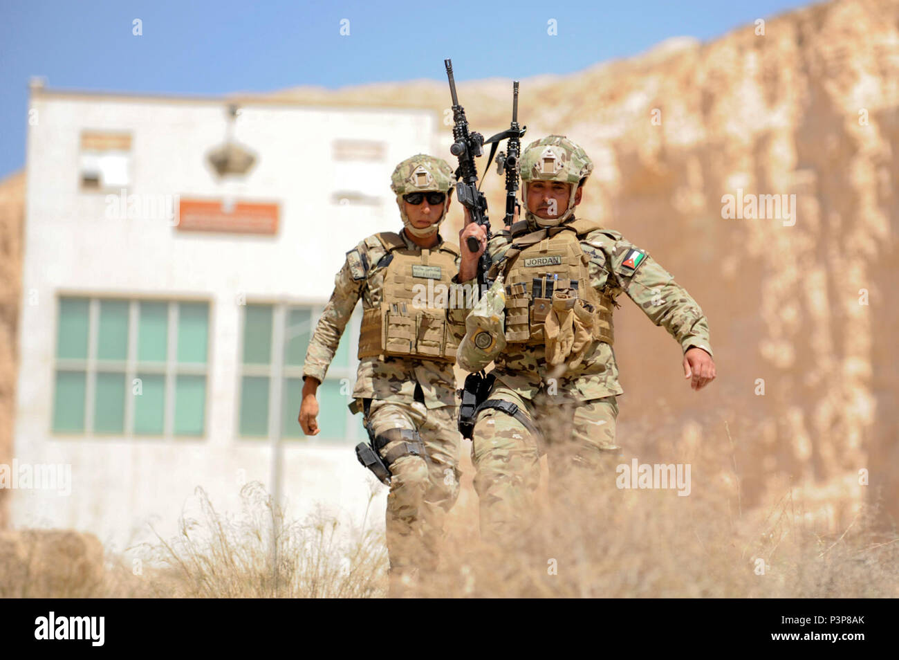 Jordanien (8. Mai 2017) Soldaten in den jordanischen Streitkräfte besondere Task Force 101 zugeordnet, die Teilnahme an kleinen Einheit Taktik, den Perimeter während Bohrer an König Abdullah II Special Operations Training Center, als Teil der Übung eifrig Löwe. Eifrig Lion ist eine jährliche US Central Command Übung in Jordanien, die militärische Stärkung der militärischen Beziehungen zwischen den USA, Jordanien und anderen internationalen Partnern. In diesem Jahr Iteration besteht aus ungefähr 7.200 Soldaten aus mehr als 20 Nationen, die für Szenarien, die Sicherheit der Grenzen, das Kommando und die Con reagieren, Stockfoto