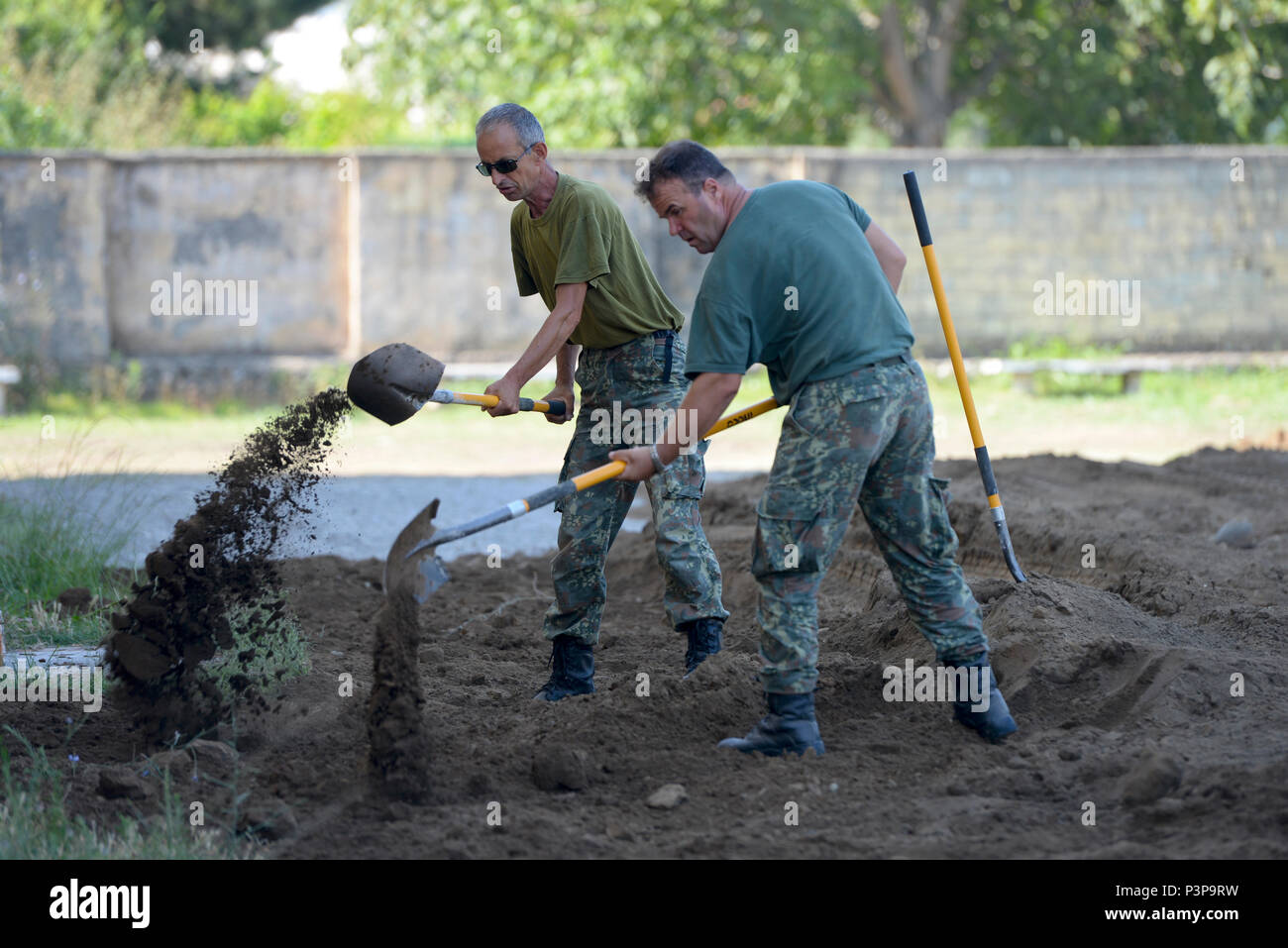 Albanische Armee Soldaten aus dem 1 Infanterie Bataillon der albanischen Landstreitkräfte schaufel Schmutz einen Fitnessbereich in einer örtlichen Schule in der Nähe von Vau i Dejës, Albanien am 13. Juli 2016. New Jersey Air National Guard Bauingenieure von der 177th Fighter Wing arbeitete mit dem albanischen militärische Mitglieder auf humanitäre Hilfe und politische Unterstützung Projekte während ihrer zwei einwöchigen Einsatz für die Ausbildung. New Jersey und Albanien sind im Rahmen der National Guard Partnerschaft Programm gekoppelt und sind eine bewährte Partnerschaft auf gemeinsamen Werten, Erfahrungen und Visionen. (U.S. Air National Guard Foto von Maste Stockfoto