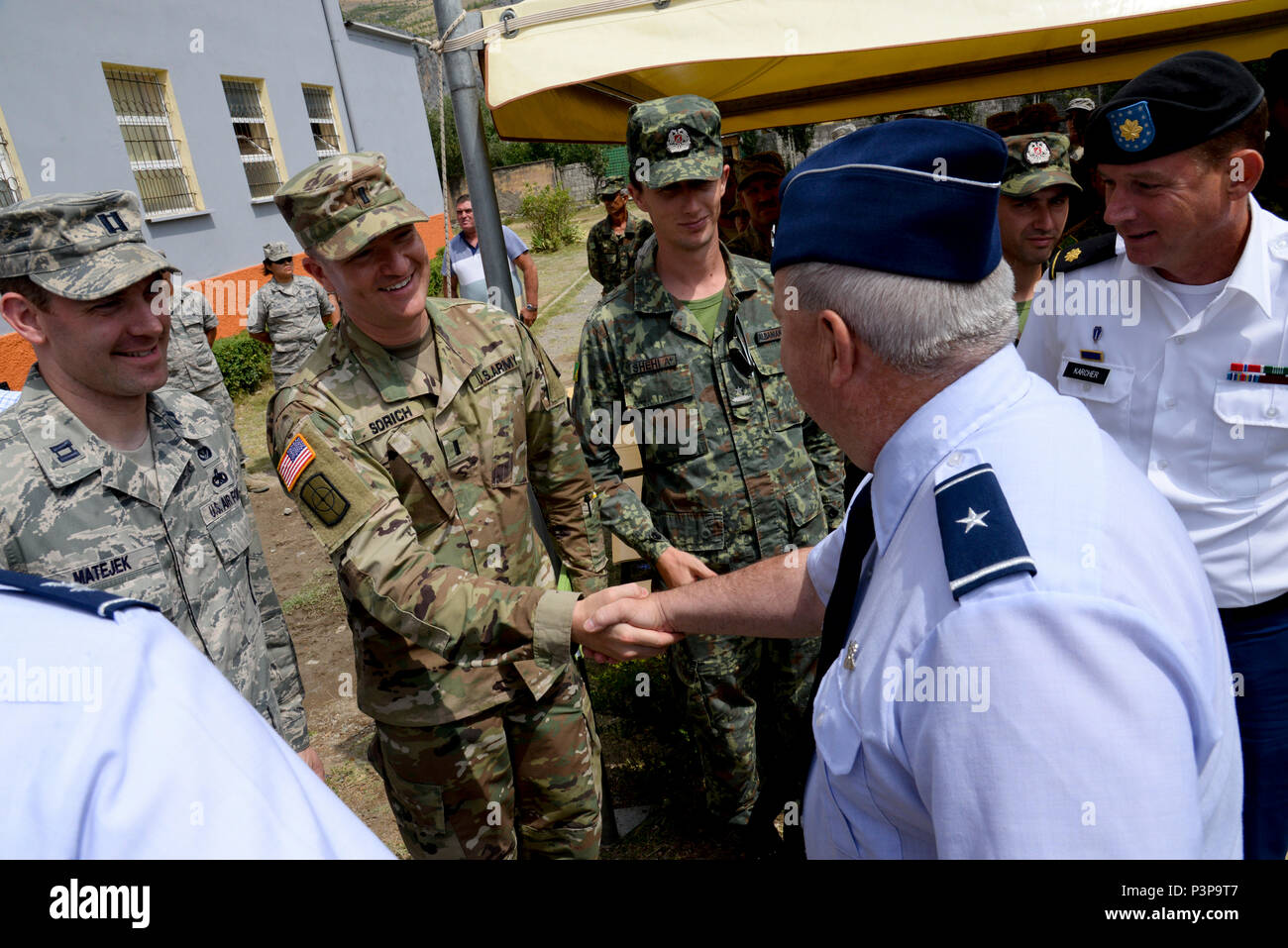 Us Air Force Brigadier General Michael L. Cunniff, der Adjutant General von New Jersey der National Guard, schüttelt Hände mit US Army 1st Lieutenant John sorich, 457Th zivilen Angelegenheiten Bataillon, vor einer Eröffnung markiert den Abschluss der Renovierung der 12 Jahre Schule in Mjede, Albanien am 15. Juli 2016. Die teilweise Renovierung der Schule wurde durch die Europäischen Befehle 'humanitären Civic Assistance (HCA) Programm des US-amerikanischen Verteidigungsministeriums. New Jersey und Albanien sind im Rahmen der National Guard Partnerschaft Programm gekoppelt und sind eine bewährte Partnerschaft bu Stockfoto