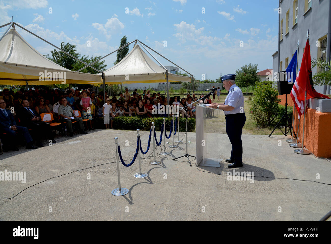 Us Air Force Brigadier General Michael L. Cunniff, der Adjutant General von New Jersey der National Guard, gibt eine Rede während der Eröffnungszeremonie markiert den Abschluss der Renovierung der 12 Jahre Schule in Mjede, Albanien am 15. Juli 2016. Die teilweise Renovierung der Schule wurde durch die Europäischen Befehle 'humanitären Civic Assistance (HCA) Programm des US-amerikanischen Verteidigungsministeriums. New Jersey und Albanien sind im Rahmen der National Guard Partnerschaft Programm gekoppelt und sind eine bewährte Partnerschaft auf gemeinsamen Werten, Erfahrungen und Visionen. (U.S. Air National Stockfoto