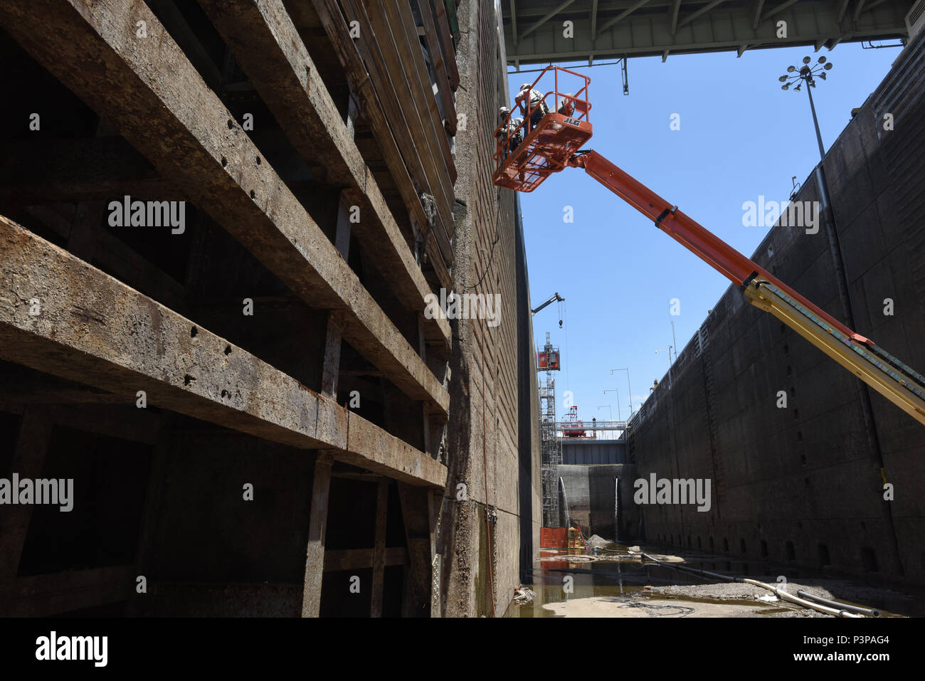 Sperren und Dam Mechanik Alan Bailey (links) und Ty Melton prüfen und den nachgeschalteten Mitre tor Juli 20, 2016 bei Chickamauga Lock auf dem Tennessee River in Chattanooga Reparatur, Tenn Bailey ist von der Cumberland River Operations Center in Old Hickory, Tenn. und Melton ist vom Tennessee River Operations Center in Florenz, Ala (usace Foto von Leon Roberts) Stockfoto