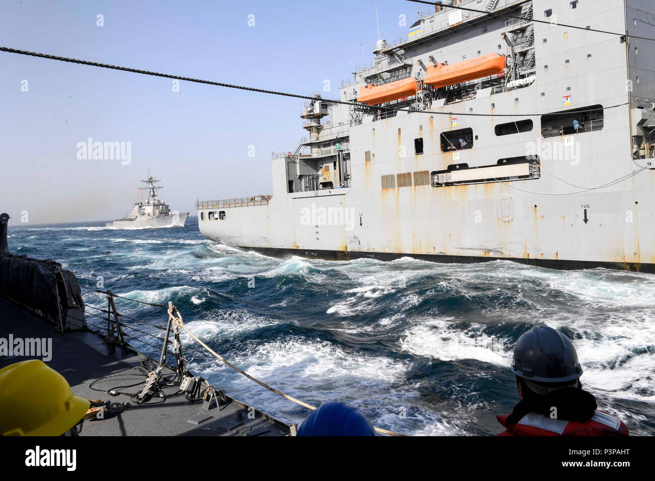 Pazifik (7. Mai 2017) der Arleigh-Burke-Klasse Lenkwaffen-zerstörer USS Stethem (DDG63) zieht neben Lewis und Clark-Klasse Dry Cargo ship USNS Richard E. Byrd (T-AKE 4) als Matrosen an Bord der Arleigh-Burke-Klasse geführte Anti-raketen-Zerstörer USS Wayne E.Meyer (DDG108) Ladung von Richard E. Byrd während einer Nachlieferung erhalten-auf-See. Die US-Marine hat die Indo-Asia Pacific routinemäßig Seit mehr als 70 Jahren die Förderung von Frieden und Sicherheit in der Region patrouillierte. Stockfoto