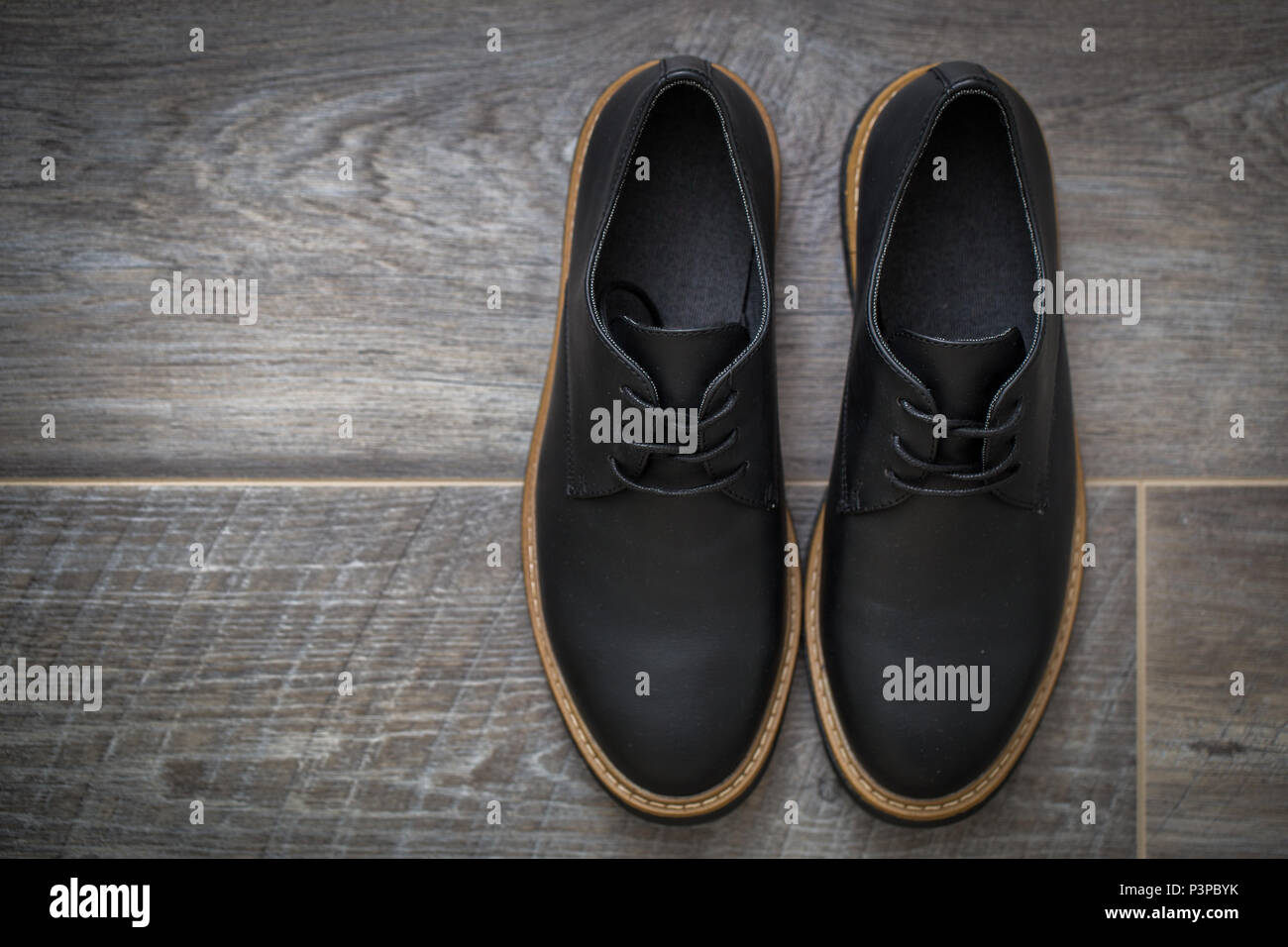 Schuhe der Klassiker stilvolle Männer closeup auf grauem Hintergrund Stockfoto