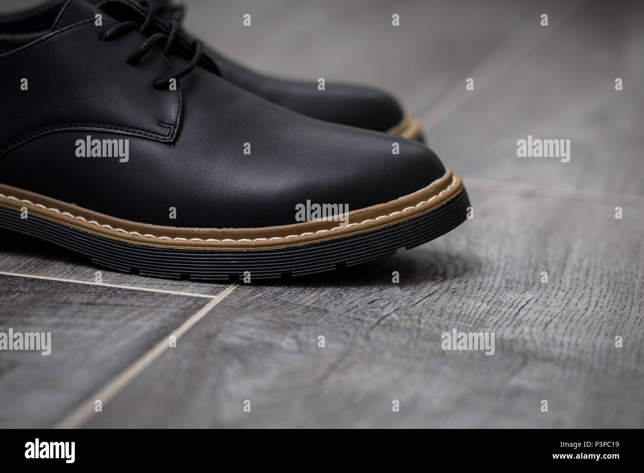 Schuhe der Klassiker stilvolle Männer closeup auf grauem Hintergrund Stockfoto