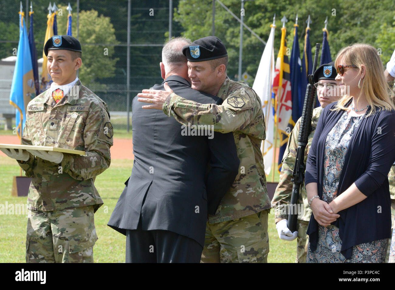 ANSBACH, Deutschland (21. Juli 2016) - Michael D. Formica, Direktor der Installation Management Command - Europa, dank Colonel Christopher M. Benson, ausgehende Kommandant der US-Armee Garnison Ansbach, für Benson's Service und Leistung. Benson's Ruhestand Zeremonie folgte der USAG Ansbach Änderung der Befehl Montag bei Barton Kaserne hier. Stockfoto