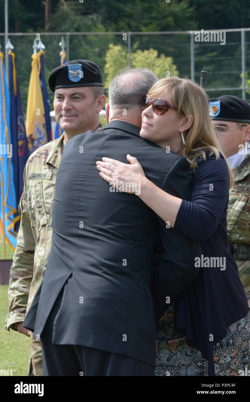 ANSBACH, Deutschland (21. Juli 2016) - Michael D. Formica, Direktor der Installation Management Command - Europa, dank Kelly Benson, Frau des ausgehenden U.S. Army Garrison Ansbach Kommandant Oberst Christopher M. Benson, bei Barton Kaserne hier Montag. Während die USAG Ansbach Ändern des Befehls Zeremonie, Oberst Benson Befehl Garnison verzichtet, und Oberst Benjamin C. Jones das Kommando. Stockfoto