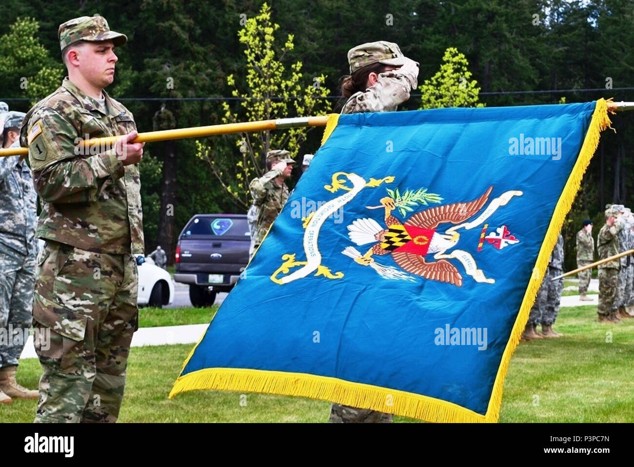 Gemeinsame Basis LEWIS - MCCHORD, Washington - Oberstleutnant Kristine Henry (rechts), Kommandeur des Bataillons 110 Informationen Operationen, und Soldaten der 56. Theater Information Operations Group (TIOG) vorhanden Waffen, die während des TIOG Ändern des Befehls Zeremonie. Die 56 TIOG höher ist Das operative Hauptquartier für die 110 Information Operations Battalion. Oberstleutnant Henry und des Bataillons Command Sgt. Maj. Alonzo Amison vertreten die Maryland National Guard und Soldaten der Annapolis - 110 Informationen Operationen Bataillon am Joint Base Lewis-McChord, 7. Mai 2017 basiert. ( Stockfoto