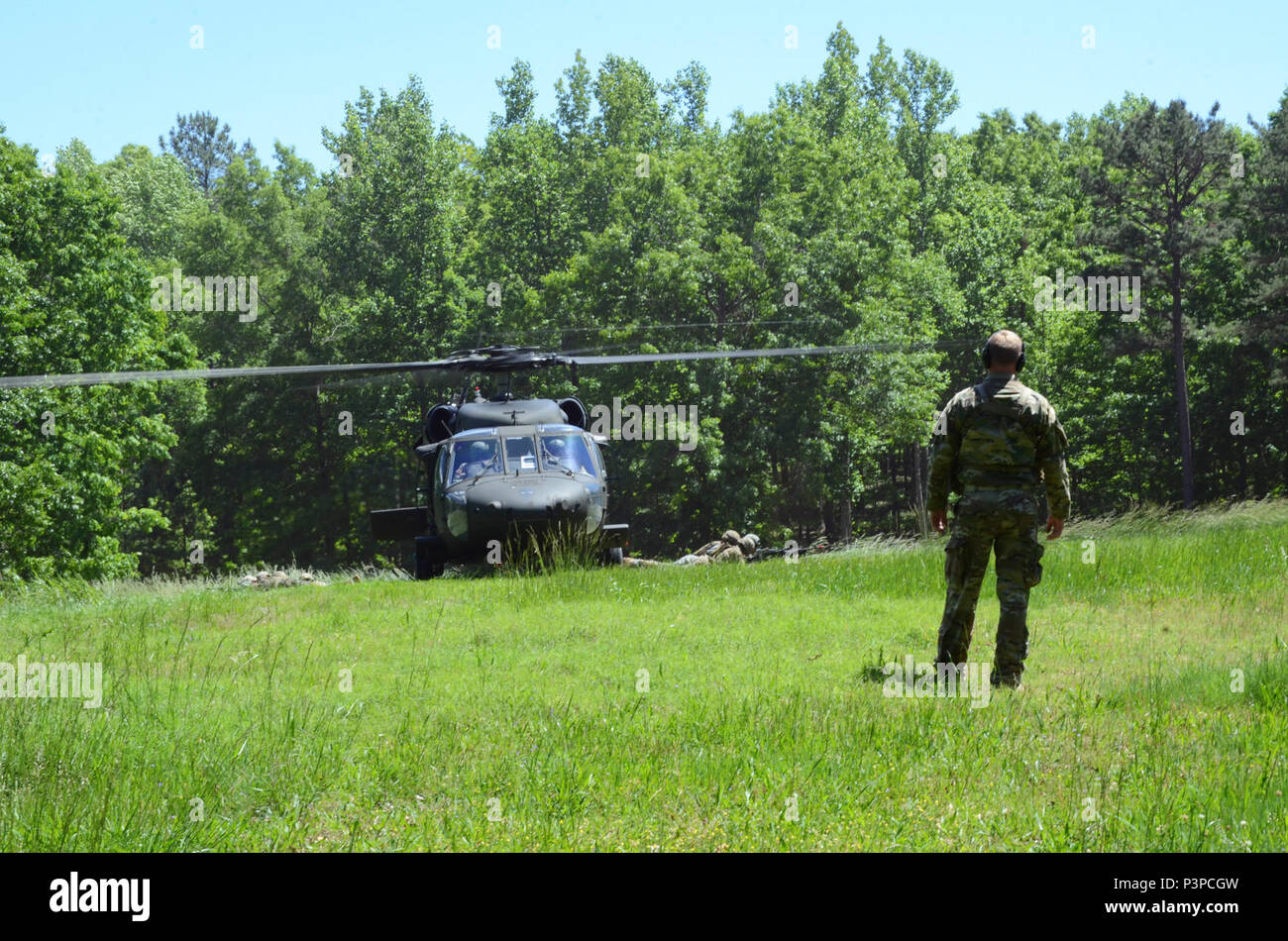 Soldaten an der Infanterist Advanced Leader Kurs an der Ampel an der 183rd Regiment, Regional Training Institut assault urban Operations Training Seite 8. Mai 2017, am Fort Pickett, Virginia. Der Kurs möchte Infanterie Führer der erforderlichen Fähigkeiten wie Platoon sergeants zu bedienen, zu lehren und konzentriert sich auf eine Vielzahl erweiterter der Infanterie Führungsqualitäten. Der zweiwöchige Kurs umfasst etwa 40 Soldaten aus sowohl der aktive als auch Komponenten reservieren. Stockfoto