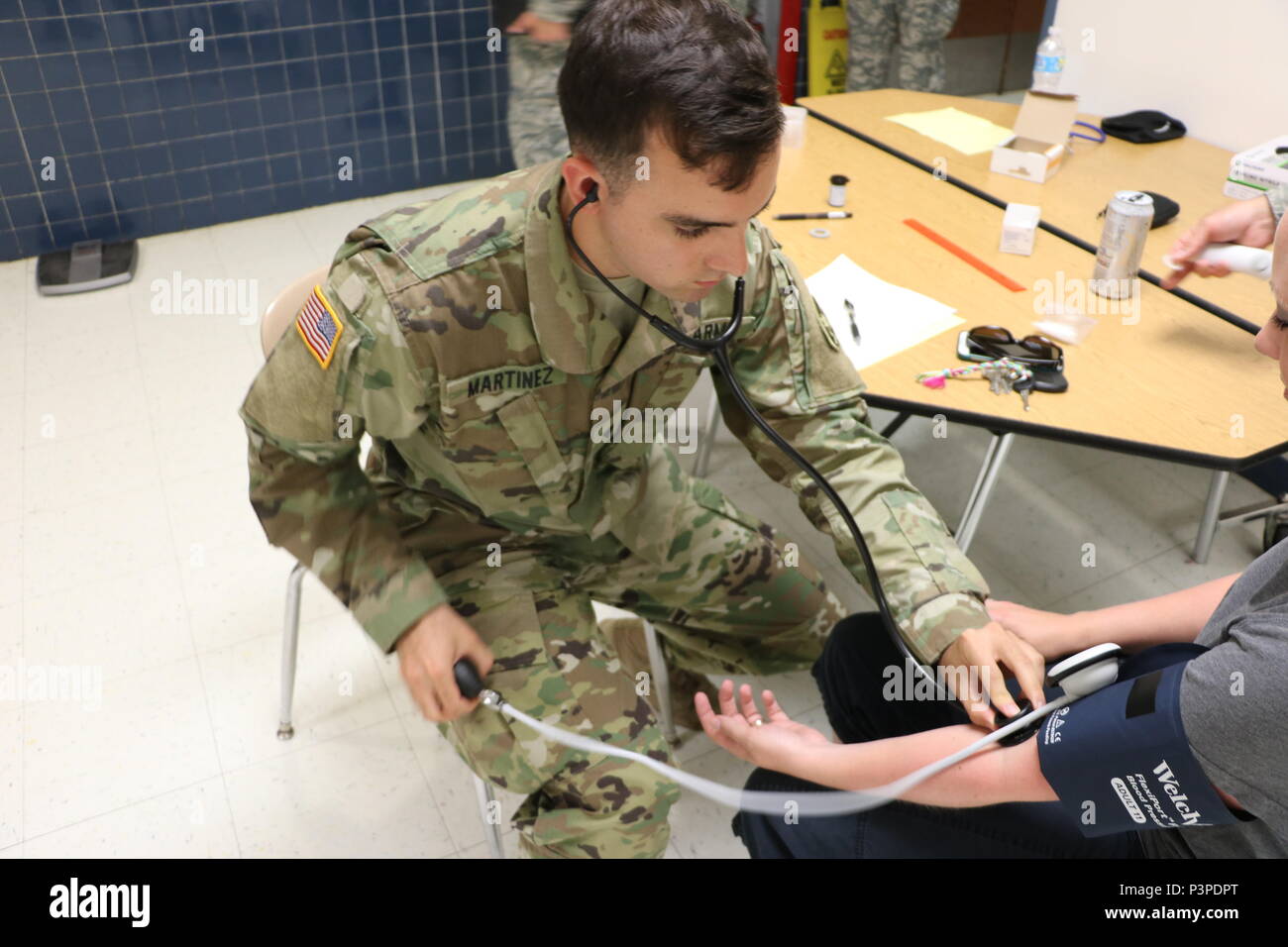 Spc. Juan Martinez, ein Medic für Bravo Company 48th Combat Support Hospital, Fort Meade, Md., nimmt Blutdruck eines Patienten während der Einnahme für die gesunde Cortland event, 16. Juli 2016. Gesunde Cortland ist einer der innovativen Readiness Training Veranstaltungen, bietet real-world Ausbildung in eine gemeinsame zivil-militärische Umfeld und bieten erstklassige medizinische Versorgung für die Menschen in Cortland, N.Y., ab Juli 1524. Stockfoto