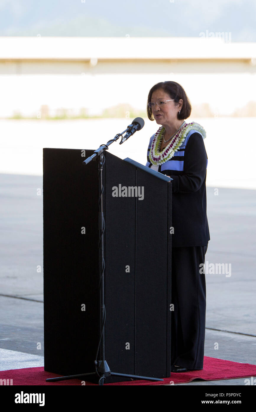 MARINE CORPS BASE HAWAII - Sen. Mazie Hirono, eine hawaiische Vertreter, spricht an der Ribbon Cutting für die neue MV-22 Hangar auf Marine Corps Air Station Kaneohe Bay an Bord Marine Corps Base Hawaii, 19. Juli 2016. Hirono war ein Schlüsselanhänger für mehrere militärische Bauvorhaben und half über eine halbe Milliarde Dollar in den letzten fünf Jahren sichern. Ein Ribbon Cutting abgehalten, um die Fertigstellung eines MV-22 Osprey Hangar zu feiern. Die neue Einheit wird die erste Osprey squadron werden auf Hawaii stationiert zu werden. Senior militärische Führer, Mitglieder des Kongresses eine Delegation von Hawaii. Stockfoto