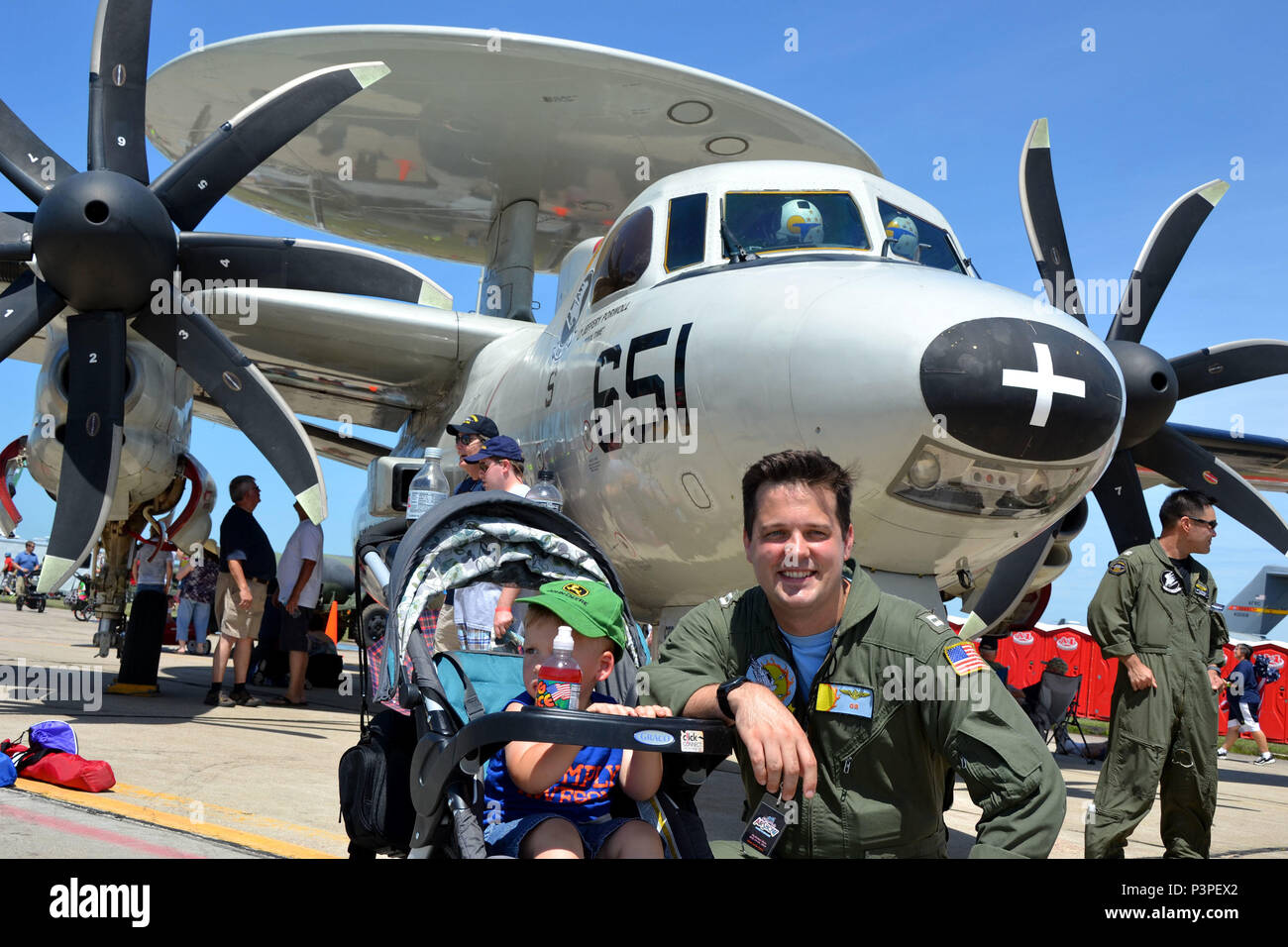 160723-N-WR 119-096 Sioux Falls, S.D. (Juli 23, 2016) E-2C Hawkeye Pilot, Lt Riley Schoeu, grayhawks von Carrier Airborne Early Warning Squadron (VAW) 120 zugeordnet sitzt neben einem Kleinkind an der Sioux Falls Air Show während Marine Woche in South Dakota. Von der Marine von Community Outreach (NAVCO), Marine Wochen gefördert werden eine Woche lang Zeitplan der Gemeinschaft übertreffen Engagements, dass die Amerikaner mit ihrer Marine anschließen, indem Navy Sailors, Ausrüstung und zeigt auf etwa 16 amerikanischen Städten, die nicht eine bedeutende Marine Gegenwart genießen. (U.S. Marine Foto von Massenkommunikation Specialis Stockfoto