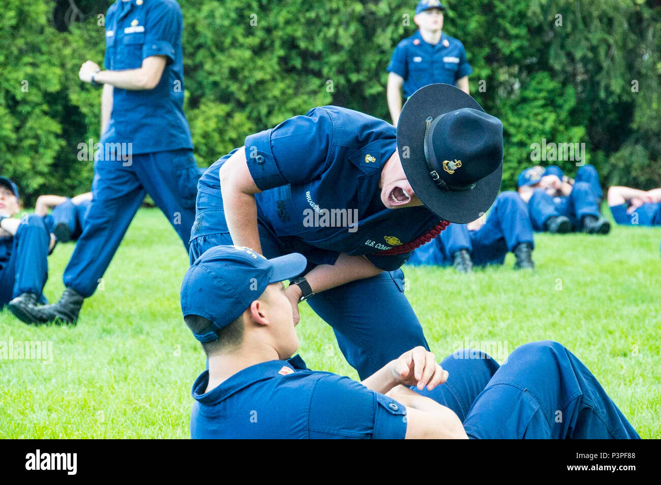 NEW LONDON, Connecticut--dritte Klasse Kadetten an der U.S. Coast Guard Academy teilnehmen an einer einwöchigen Schulung mit Cape kann rekrutieren Unternehmen Kommandanten unter 100. Woche, 8. Mai 2017. Diese dritte Klasse Kadetten werden die Befehl-Kader für die eingehenden Klasse 2018. U.S. Coast Guard Fotos von Petty Officer 3rd Class Nicole Barger. Stockfoto