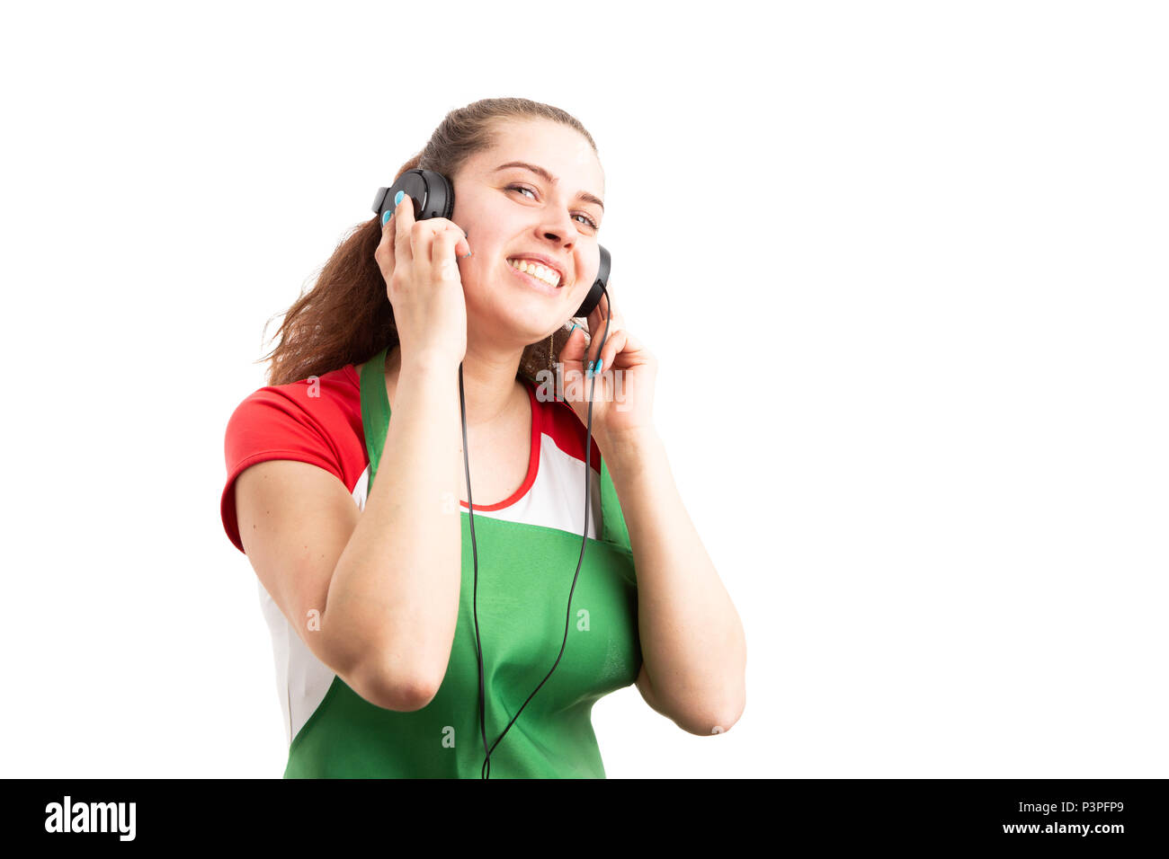 Entspannt junge Frau im Supermarkt oder Einzelhandel Mitarbeiter Musik hören und tanzen als glücklich Pause Pause Konzept auf weißem Hintergrund Stockfoto