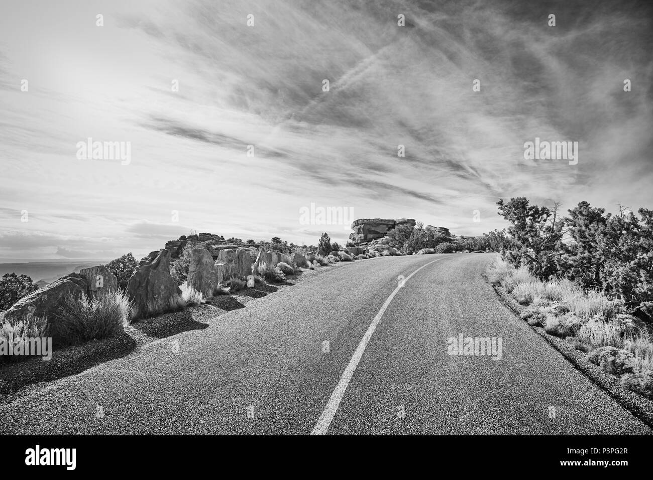 Schwarz-weiß Bild eines leeren Straße, Travel Concept. Stockfoto