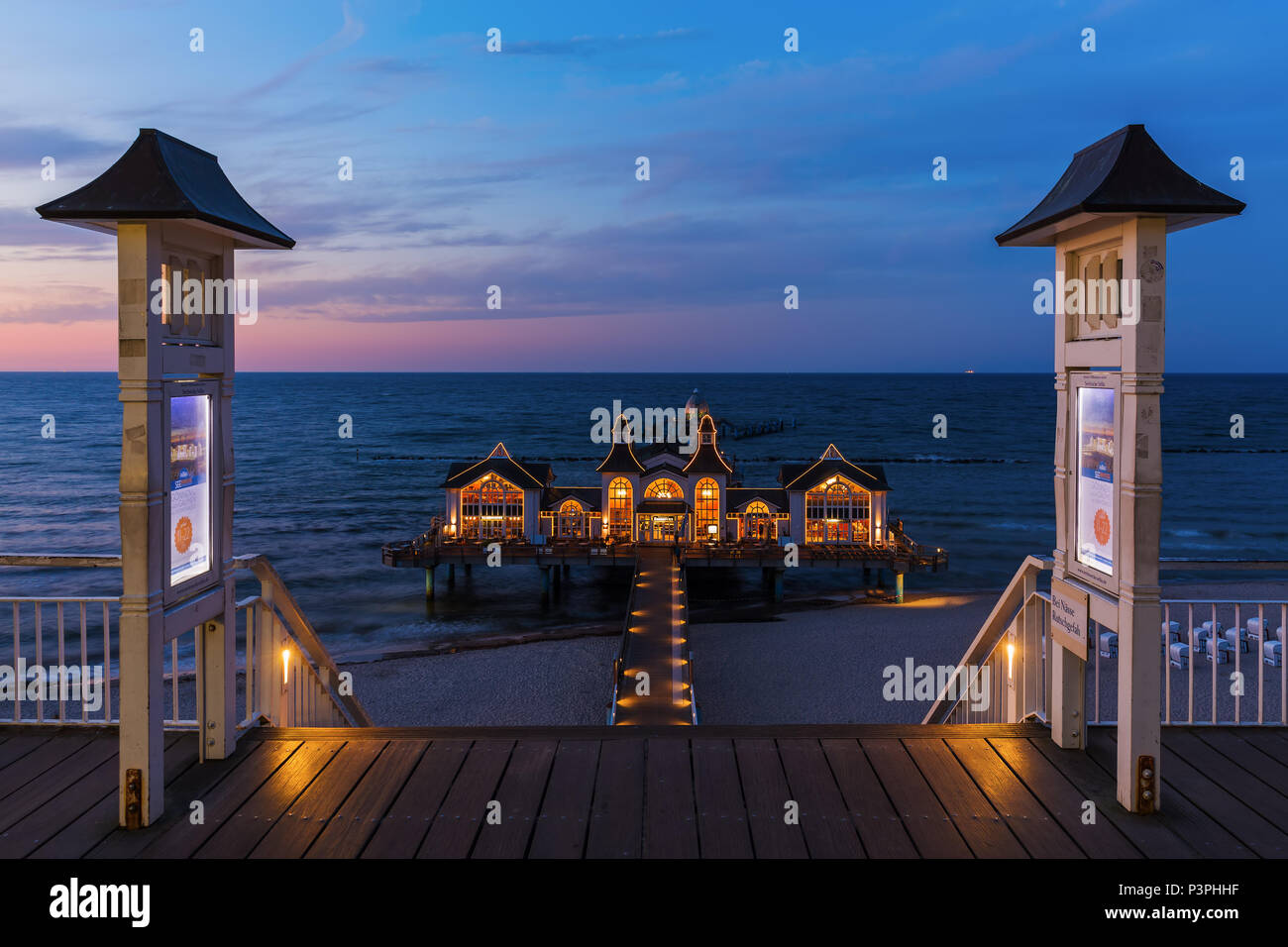 Sellin, Deutschland - Mai 09, 2018: Die seebrücke in Sellin in der Nacht. Hat die längste Seebrücke Sellin auf Rügen, mit 394 Meter Stockfoto
