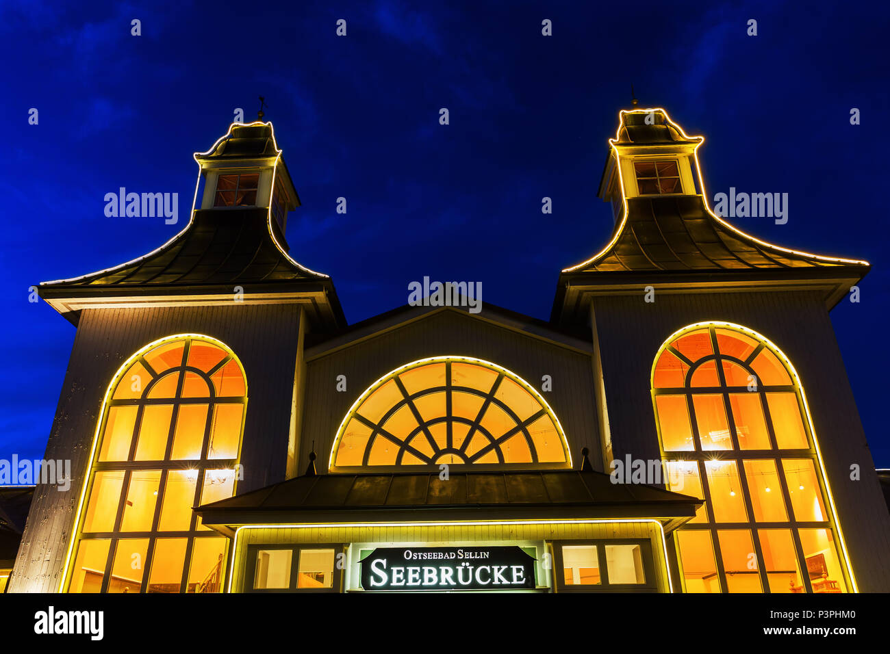 Sellin, Deutschland - Mai 09, 2018: Detail von der Seebrücke in Sellin in der Nacht. Hat die längste Seebrücke Sellin auf Rügen, mit 394 Meter Stockfoto