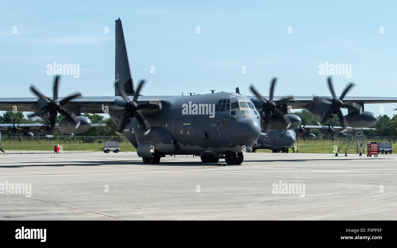 Us Air Force Captain Christy Klug, 71st Rescue Squadron HC-130J Bekämpfung König II Pilot, endet ein vorflugcheck vor ihrer Umschulung Flug, 22. Juli 2016, bei Moody Air Force Base, Ga eine Bootfahrt Unfall in einer über-die-Knie Amputation des rechten Weisen die Etappe führte. (U.S. Air Force Foto von Airman 1st Class Janiqua S. Robinson) Stockfoto