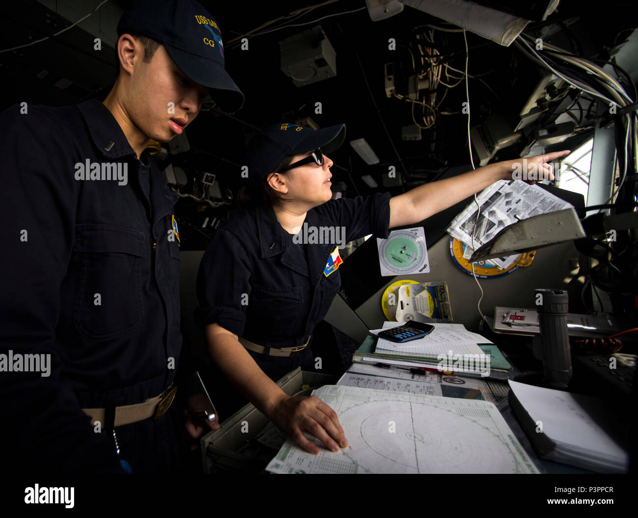 160716-N-oder 652-106 Golf von Aden (16 Juli 2016) - LT J.G. Audry McKay, rechts, geführte zugeordnet - missile Cruiser USS San Jacinto (CG56), hilft LT J.G. Martin Kwong Track ein Kontakt auf einem manövrieren. San Jacinto, Teil der Eisenhower Carrier Strike Group, ist zur Unterstützung der Maritime Security Operations und Theater Sicherheit Zusammenarbeit in den USA 5 Flotte eingesetzt werden. (U.S. Marine Foto von Mass Communication Specialist 3. Klasse J. Alexander Delgado/Freigegeben) Stockfoto