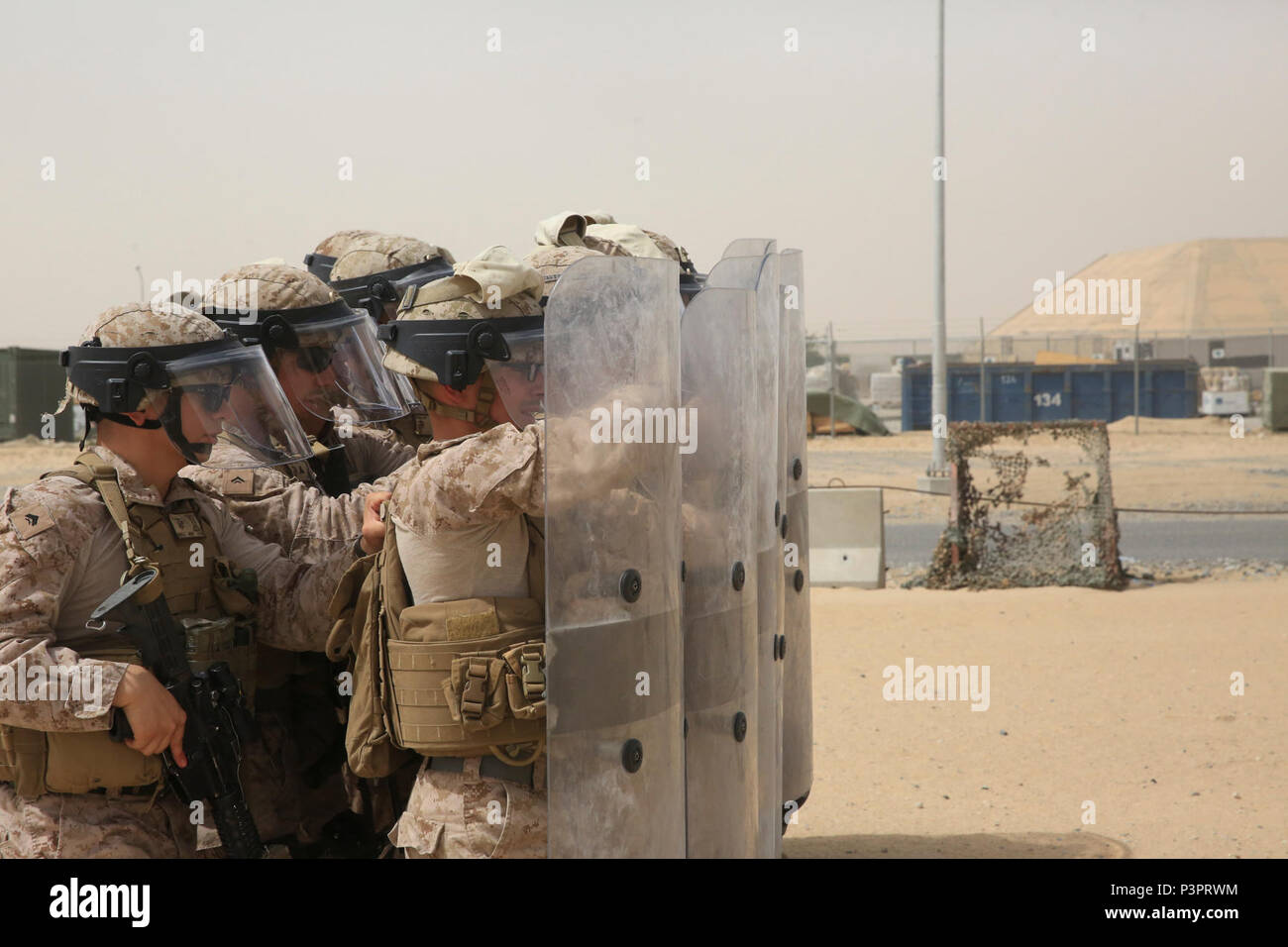 US-Marines mit 1. Bataillon, 7. Marineregiment, speziellen Zweck Marine Air-Ground Task Force-Krise Antwort-zentralen Befehl, verwenden richtiges Abschirmung Annäherung an ein aggressives Publikum während einer einwöchigen nichttödliche Waffen-Klasse nach vorn in den Nahen Osten, 8. Mai 2017 bereitgestellt. Das Training stellt sicher, dass SPMAGTF Marines vorbereitet sind, reagieren auf eine Vielzahl von Szenarien, die über den Bereich der TERRORANSCHLÄGE der Operationen auftreten können. SPMAGTF-CR-CC ist eine gut ausgebildete Krise Reaktion Einheit, die die Fähigkeit, Projekt Kampfkraft über große Entfernungen mit organischen Luftfahrt, Logistik, eine Stockfoto