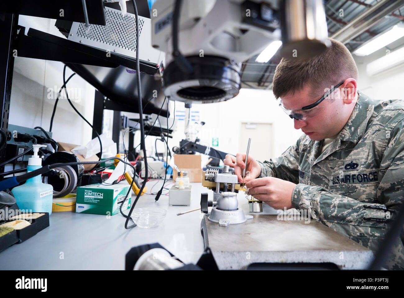 Staff Sgt. Zachary Dowd, Luftwaffe reparieren Enhancement Program circuit card Techniker, ersetzt einen Widerstand an ein Netzteil bei Mountain Home Air Force Base, Idaho, 8. Mai 2017. Die vier - Person AFREP Team die Luftwaffe eine kombinierte 1,3 Mio. $ im Jahr 2016 gespeichert und ist auf der Strecke 2,5 Mio. $ im Jahr 2017 zu speichern, zwischen Einsparungen und vermiedenen Kosten. Stockfoto