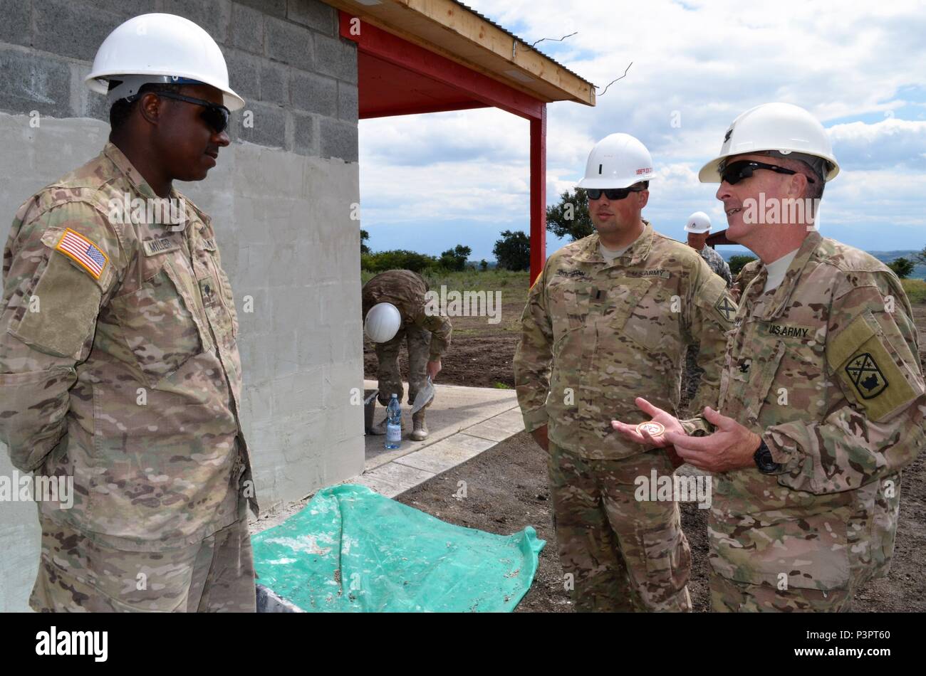 Oberst Robey Brantley, 194Th Engineer Brigade, Commander, Dauer, entschlossene Schloss 16 Einsatzleiter der Tennessee National Guard würdigt Spc. Brian Miller, Ingenieur, 166 Ingenieur Firma, Alabama National Guard, von ihm, die mit einer Münze ist ein Commander. Spc. Miller war bekannt für seine Fähigkeiten während Oberst Brantley's Besuch in Cincu Training Strecke, 10. Juli 2016 zu unterrichten und unerfahrene Soldaten auf der Baustelle und für seine positive Haltung führen. Die 166 Eng. Co.Soldaten sind in Zusammenarbeit mit den Mitgliedern der Rumänischen Land Kräfte auf verschiedenen vertikalen Engineering Projekte Stockfoto