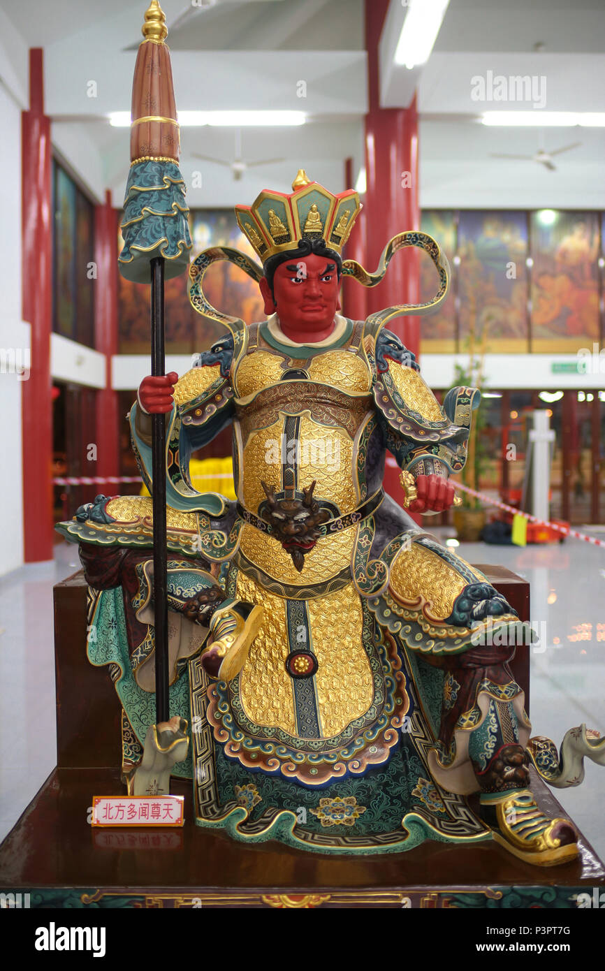 Religiöse Statuen im Inneren des PPMS buddhish Tempel in Petaling Jaya, Malaysia. Stockfoto