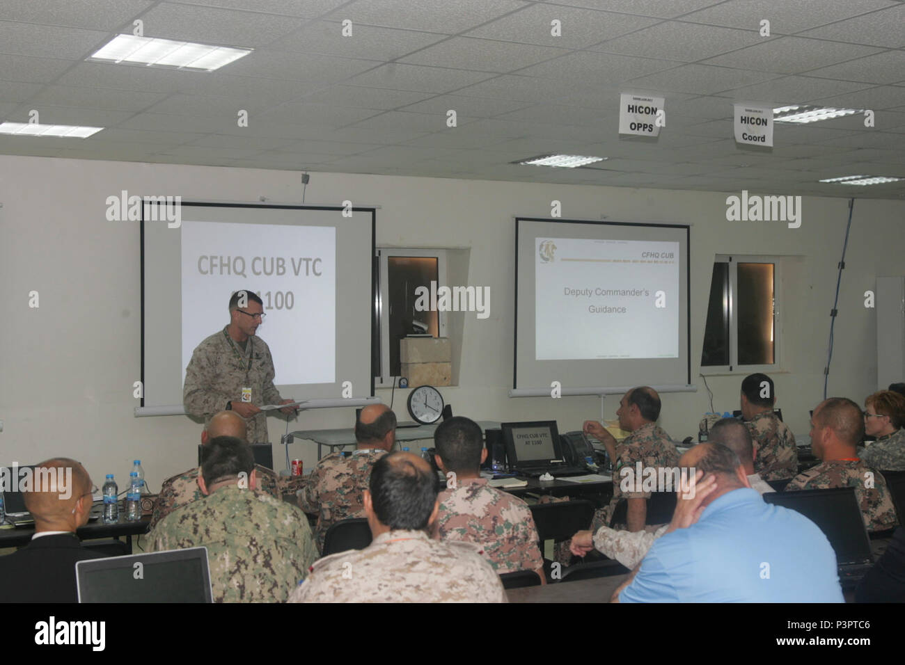 Us Marine Brig. Gen. Frank Donovan, 5. Marine Expeditionary Brigade Commander, bespricht die Erwartungen für Eifrig, Lion, 7. Mai, an dem gemeinsamen Training Center in Jordanien. Eifrig Lion ist eine jährliche US Central Command Übung in Jordanien, die militärische Stärkung der militärischen Beziehungen zwischen den USA, Jordanien und anderen internationalen Partnern. In diesem Jahr Iteration besteht aus ungefähr 7.200 Soldaten aus mehr als 20 Nationen, die für Szenarien, die Sicherheit der Grenzen, das Kommando und die Kontrolle, Cyber Defense und battlespace Management reagieren werden. ( Stockfoto