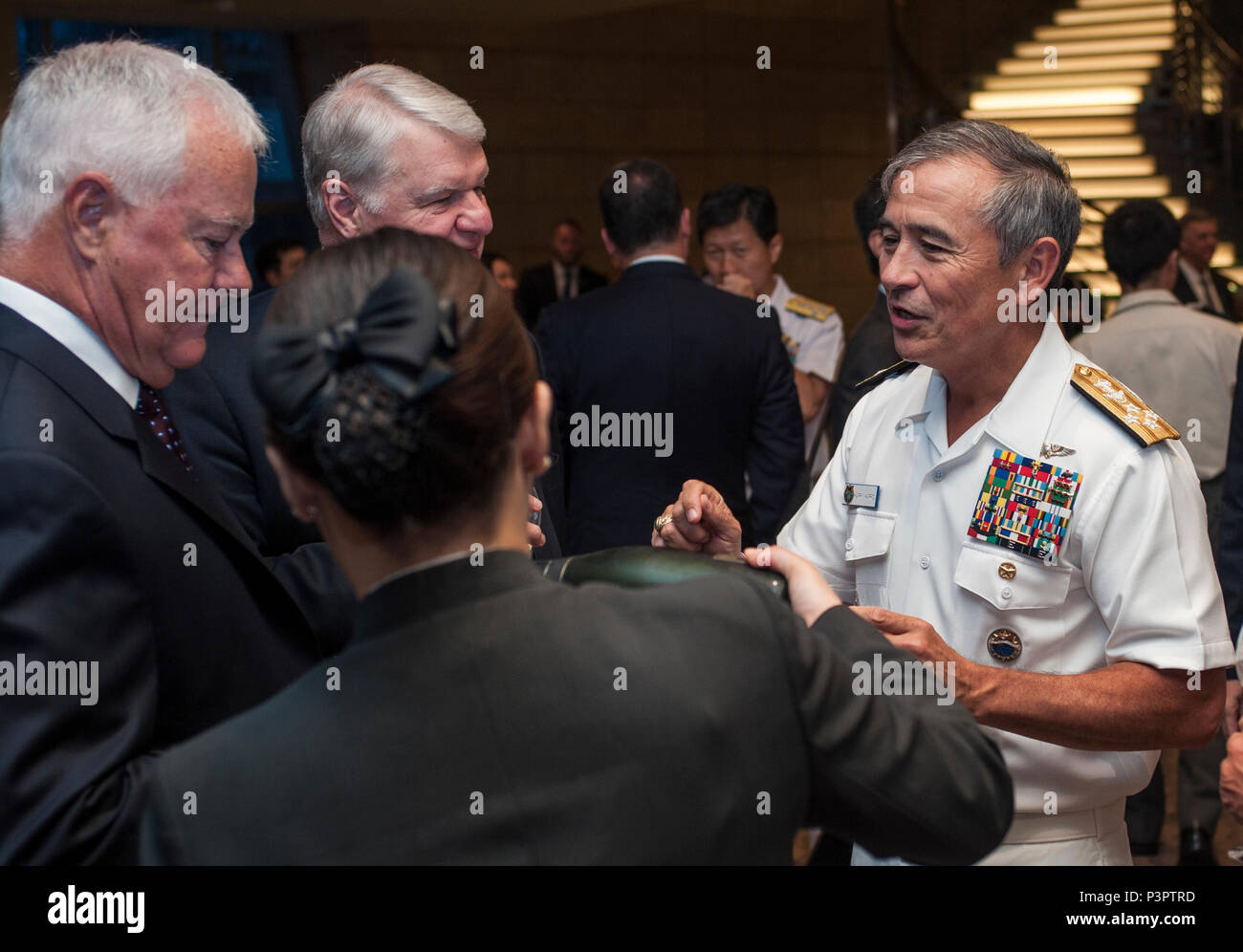 160727-N-WI 365-010 TOKYO (27 Juli 2016) - US Pacific Command Commander, Adm. Harry Harris spricht mit Persönlichkeiten vor Abgabe der Grundsatzrede auf dem Rebuild Japan Initiative Foundation (RJIF) Veranstaltung in Tokio. Ziel des RJIF ist es, pensionierte und aktive Führungskräfte sowohl aus USA und Japan bringen, unter anderen bedeutenden pensionierte Offiziere, die einen nachhaltigen Einfluss auf die Allianz hatte. Die Veranstaltung erlaubt auch Adm. Harris auf die Bedeutung und den strategischen Wert der US-japanischen Allianz und wie die Zusammenarbeit zwischen den beiden Nationen ist ein Ausgangspunkt für die wie th betonen Stockfoto