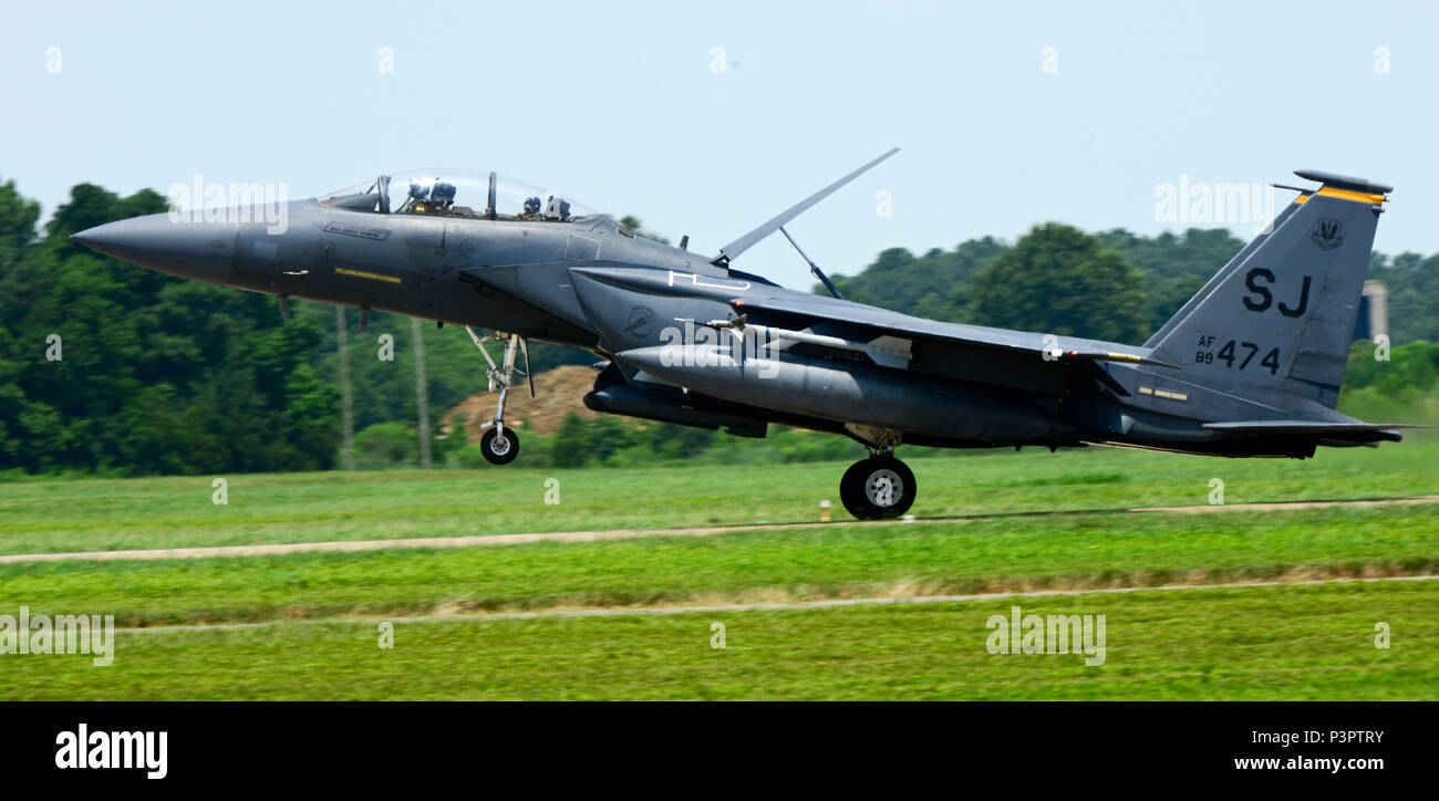 Ein US Air Force F-15 Strike Eagle landet in Langley Air Force, Va., nach einem 95-Jährigen Jubiläum Generalmajor William "Billy" Mitchell memorial Reenactment, 22. Juli 2016. Jedes Jahr, Luftwaffe Flieger ehre Mitchell, eine U.S. Army allgemein gilt als der Vater der Luftwaffe. (U.S. Air Force Foto: Staff Sgt. R. Alex Durbin) Stockfoto