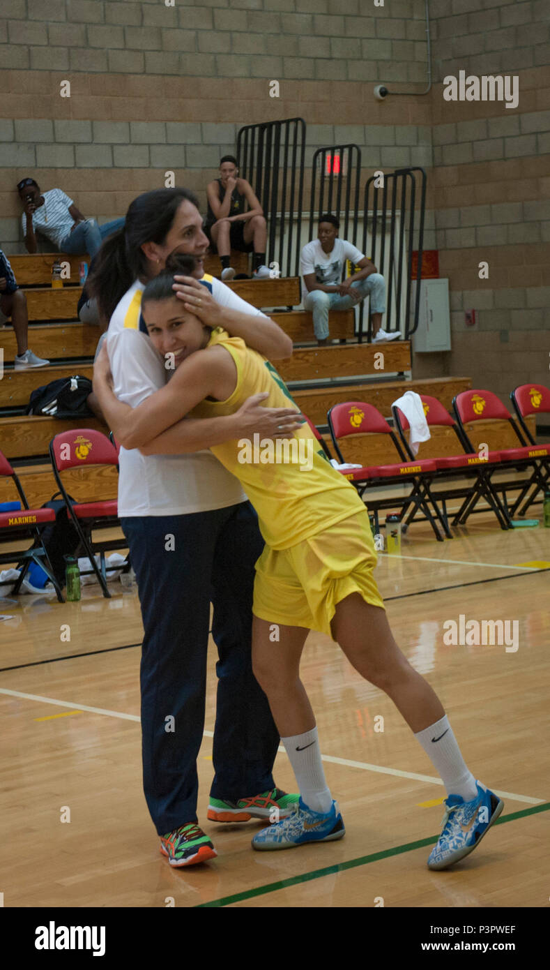 Die von der Internationalen militärischen Sports Counsil (CISM) kommen zusammen in Basketball Turnier der Welt militärische Frauen an der Seite Field House in Camp Pendleton, Kalifornien, 26. Juli 2016 zu beteiligen. Ein brasilianischer Spieler Umarmungen Ihres team Head Coach nach dem Spiel gegen China in den überstunden. (U.S. Marine Corps Foto von Lance Cpl. Micha R. Pierce/Freigegeben) Stockfoto