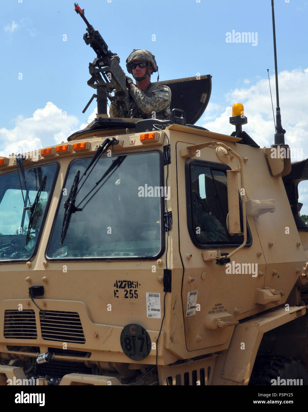 New York Army National Guard SPC. George Mentiply, einen Treiber zu Co zugeordnet. E, 427Th Brigade Support Bataillons in Glenville, N.Y., sichert sein Fahrzeug während der Ausbildung an der Joint Readiness Training Center, Ft. Polk, La, Juli 26. Rund 3000 Soldaten aus New York mit 2.000 anderen Staat Army National Guard Einheiten, aktive Armee und der Armee finden Truppen als Teil der 27 Infantry Brigade Combat Team task force. Die Soldaten sind ihre Fähigkeiten und üben die Integration von Kampfhandlungen die von Infanterie Truppen engagieren in den Nahkampf mit einem Feind zu Artillerie und Luft Stockfoto