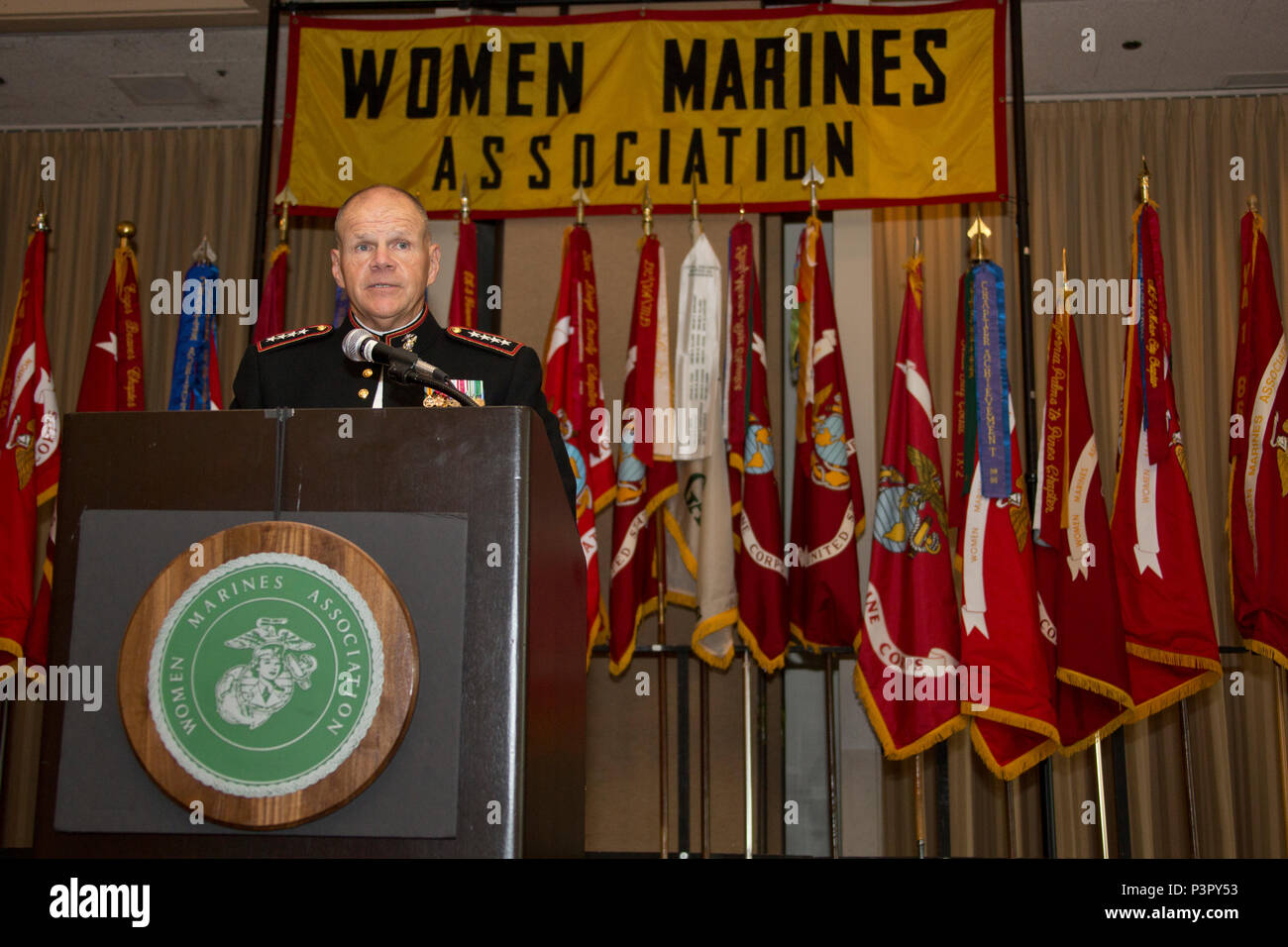 Kommandant des Marine Corps Gen. Robert Neller spricht auf der 29. Biennale Frau Marine Association Convention und Professional Development Conference, Portland, Erz, 25. Juli 2016. Neller sprach über aktuelle Themen in der Marine Corps sowie das Erbe und die Beiträge der weiblichen Marines zu den Corps. (U.S. Marine Corps Foto von Cpl. Samantha K. Draughon/Freigegeben) Stockfoto