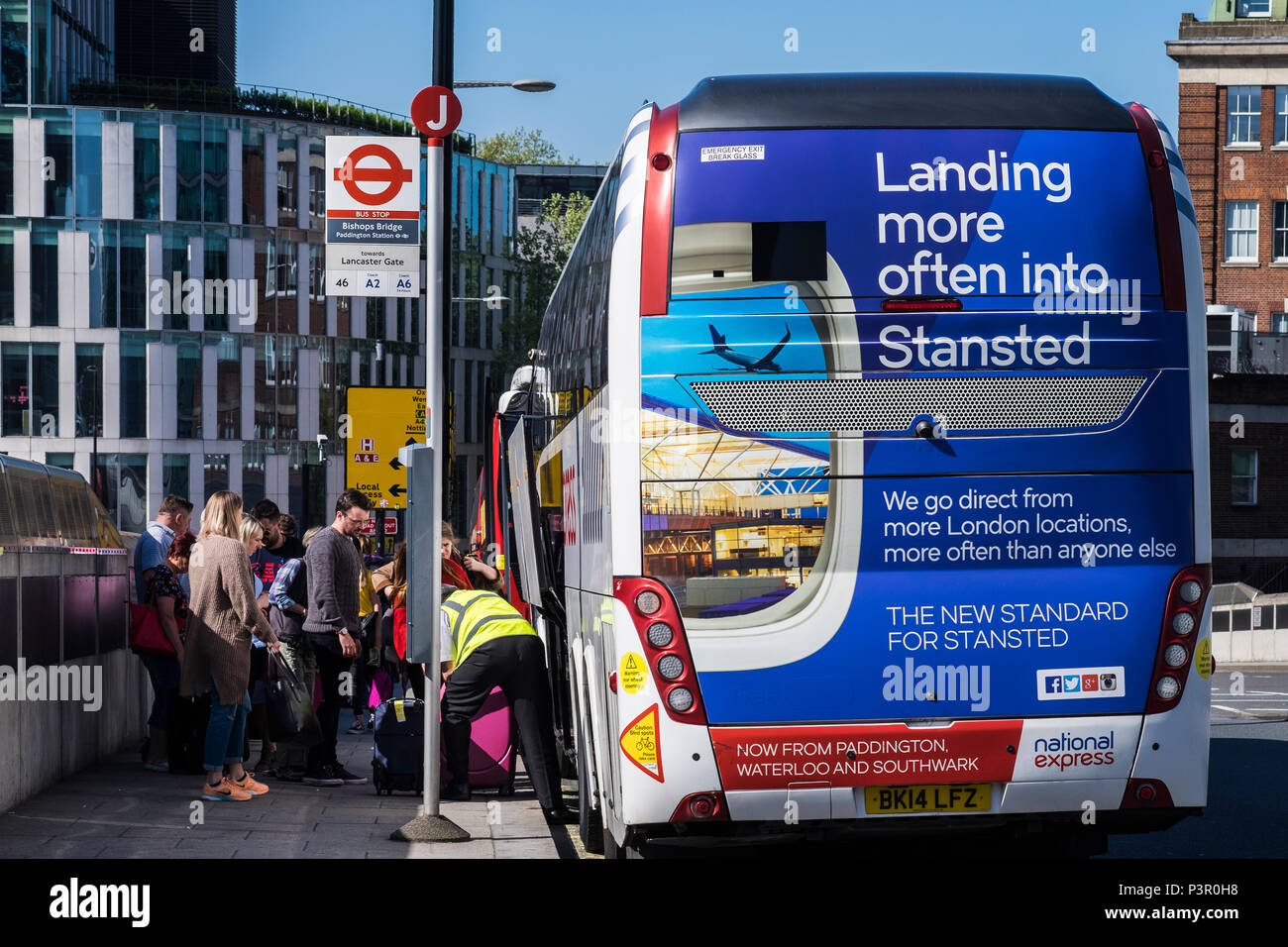 National Express Bus herauf Passagiere am Bahnhof Paddington auf dem Weg zum Flughafen Stanstead, London, England, Großbritannien Stockfoto