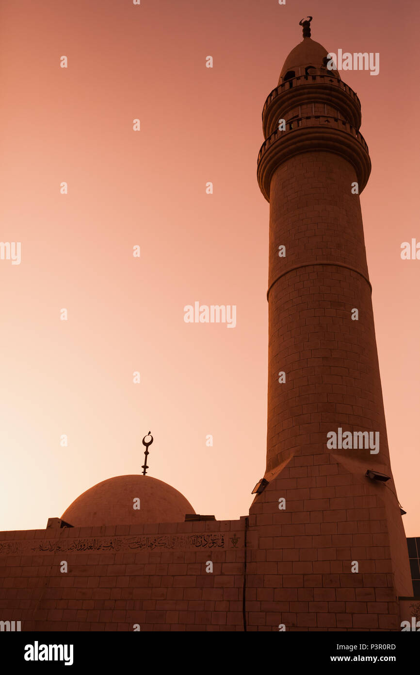 Moschee in Aqaba, Haschemitisches Königreich Jordanien. Vertikale Foto mit rotem Abendhimmel Hintergrund Stockfoto