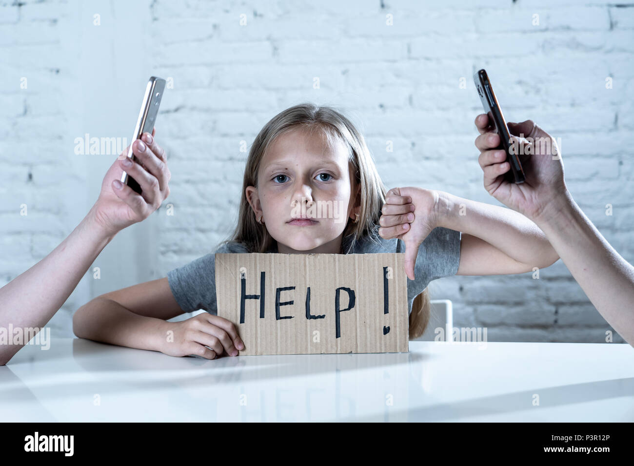 Mutter und Vater mit Handy vernachlässigen wenig traurig ignoriert