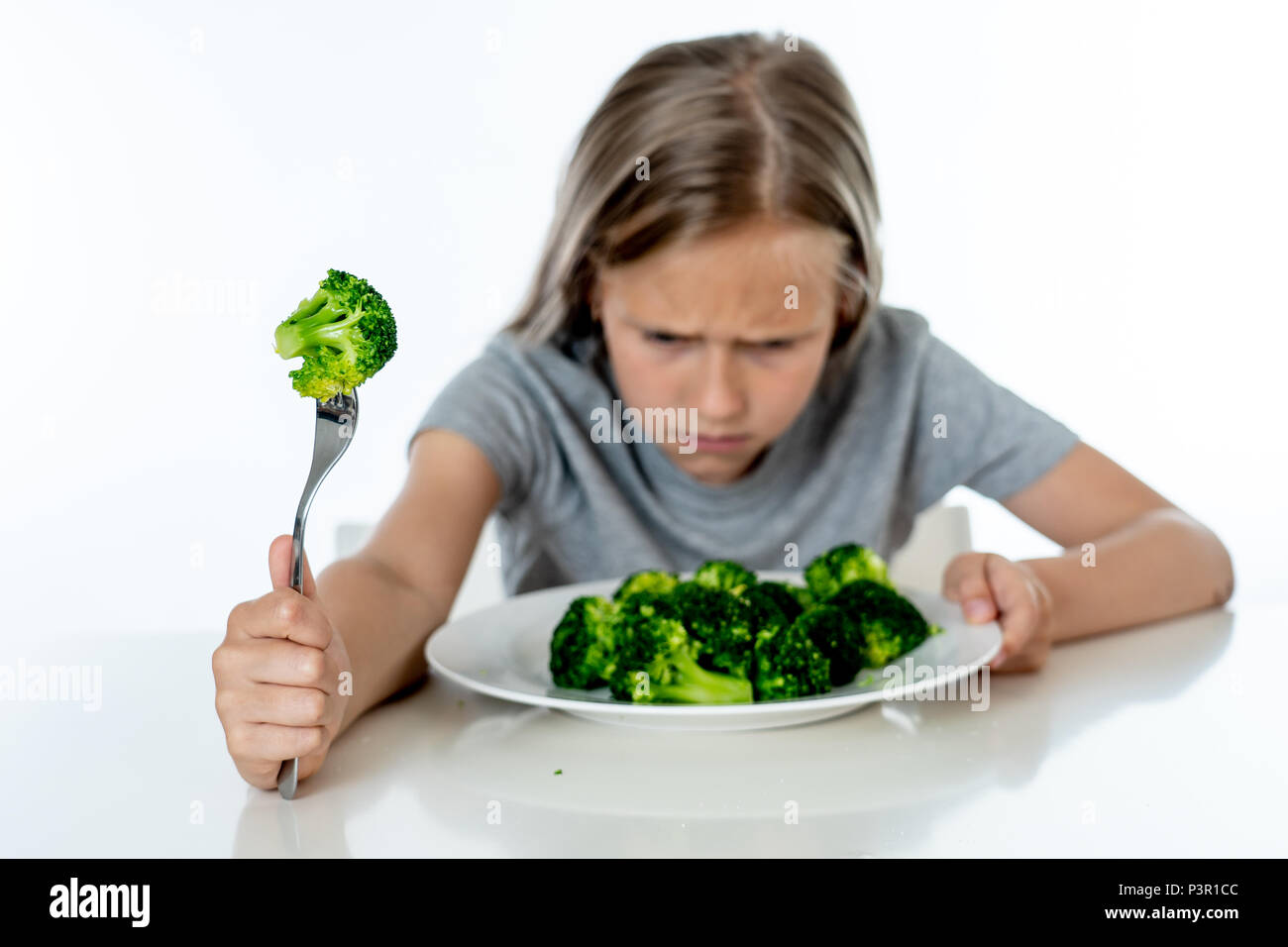 Ernährung & Gesunde Ernährung für Kinder gesunde Konzept essen. Kinder mögen Gemüse zu essen. Kleinen niedlichen Kind Mädchen weigern, gesund zu essen Stockfoto