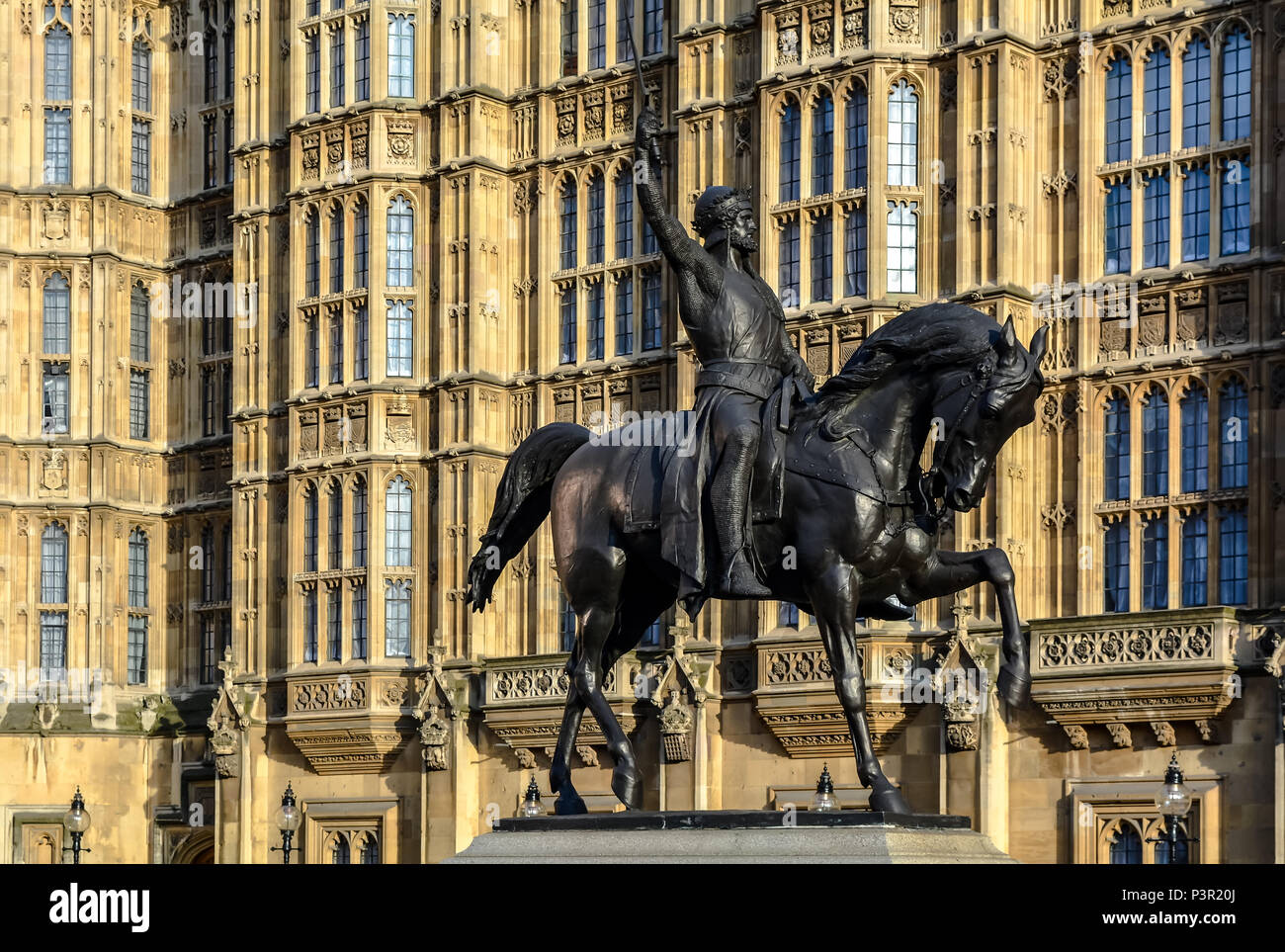 Reiterstandbild von Richard Coeur de Lion gegen Palast von Westminster Wände in Old Palace Yard, London. Stockfoto
