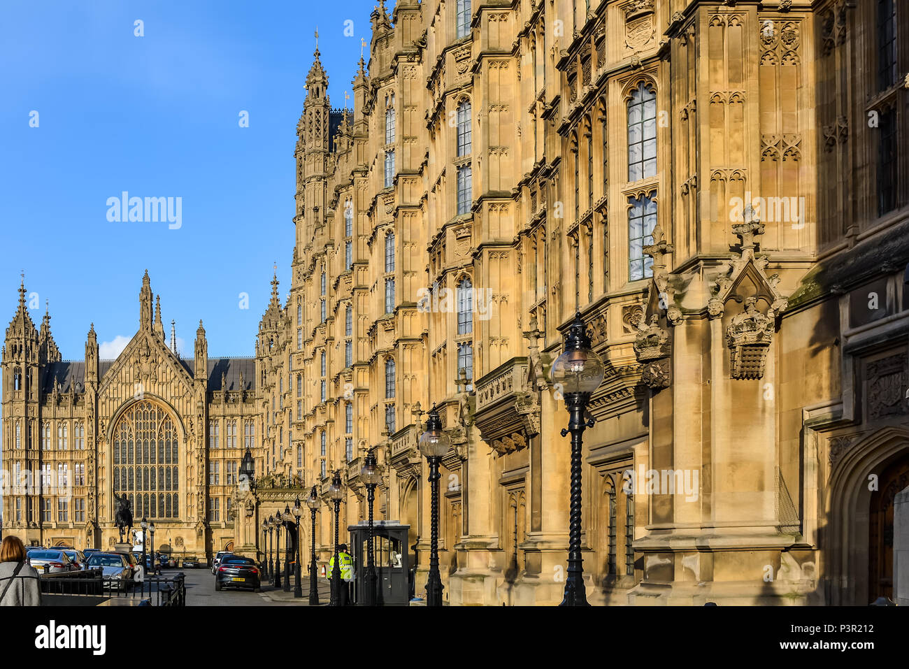 Altes Schloss Hof und der Viktorianischen gotische Palast von Westminster, mit der Statue von Richard Coeur de Lion in der Mitte und die Peers" Eingang auf der Stockfoto