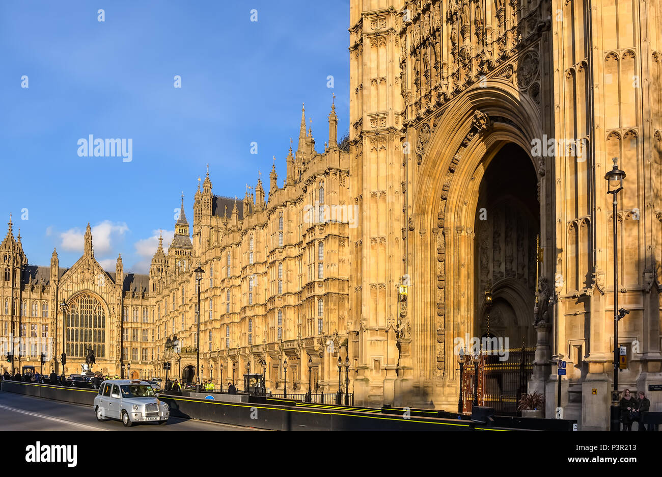 Altes Schloss Hof und der Neugotischen Stil Palast von Westminster, mit der Statue von Richard Coeur de Lion, Silber britischen Cab und der souveränen E Stockfoto