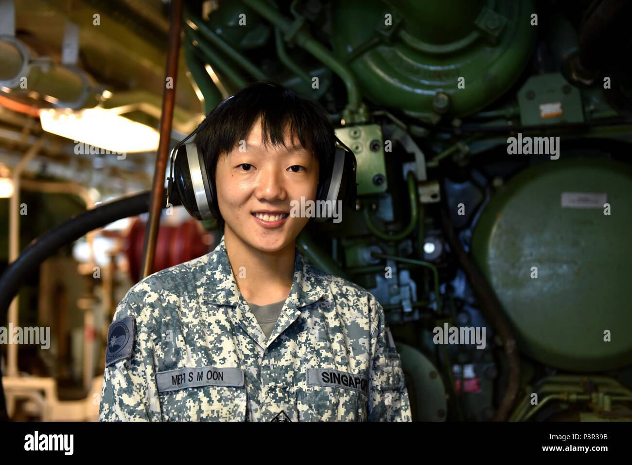 Im Gegensatz zu den meisten ihrer Kollegen in der Republik Singapur Marine, Militär Expert 1 Oon Shu Min begann ihre Karriere in der Marine Offshore- und Werftindustrie. Im April 2000, trat sie in die Marine als Mitte Karrierist und hat jeden Moment genießen. "Als ich jung war, mein Vater mir mitbringen würde auf seinen Reisen. Es fühlte sich sehr gut draußen auf dem Meer, und von dort aus wollte ich gerade erlebe, wie es ist, zu segeln", sagt Oon ihrer Entscheidung der Navy beizutreten. Sie ist jetzt ein Marine Systems Spezialist an Bord RSS standhaft. Während ihre Erfahrung hat sie gute Dienste in den Griff Stockfoto
