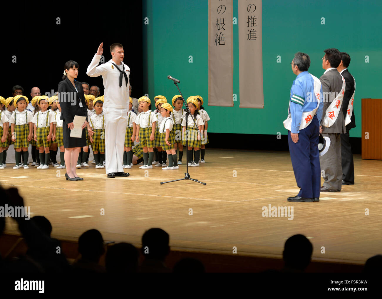 160722-N-OK 605-055 Misawa, Japan (22 Juli 2016) Master-at-Arms 3. Klasse Kyle Nudd, Naval Air Facility Misawa Abteilung Sicherheit angebracht, ab Shreve, Ohio, rezitiert ein Eid der Verkehrssicherheit im Namen von Misawa Airbase am jährlichen Misawa City Traffic Safety Kampagne. Der Zweck der Veranstaltung ist es, die Verkehrssicherheit zu markieren und servicemembers zu erinnern, Schutzmaßnahmen zu ergreifen, während hinter dem Rad um Unfälle zu minimieren. (U.S. Marine Foto von Mass Communication Specialist 2. Klasse Samuel Weldin/Freigegeben) Stockfoto