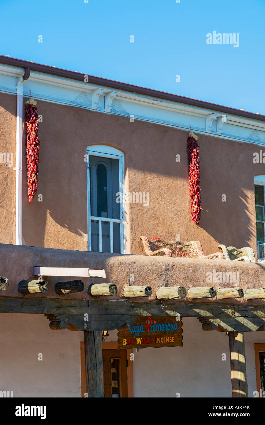 New Mexico, Albuquerque, Altstadt, Zimmer Balkon über Shop, ristra der roten Chile peppers Stockfoto