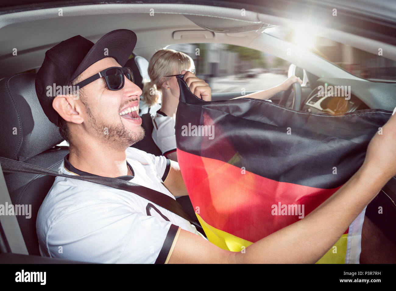 Deutscher Fußball-Fan in einem Auto Stockfoto