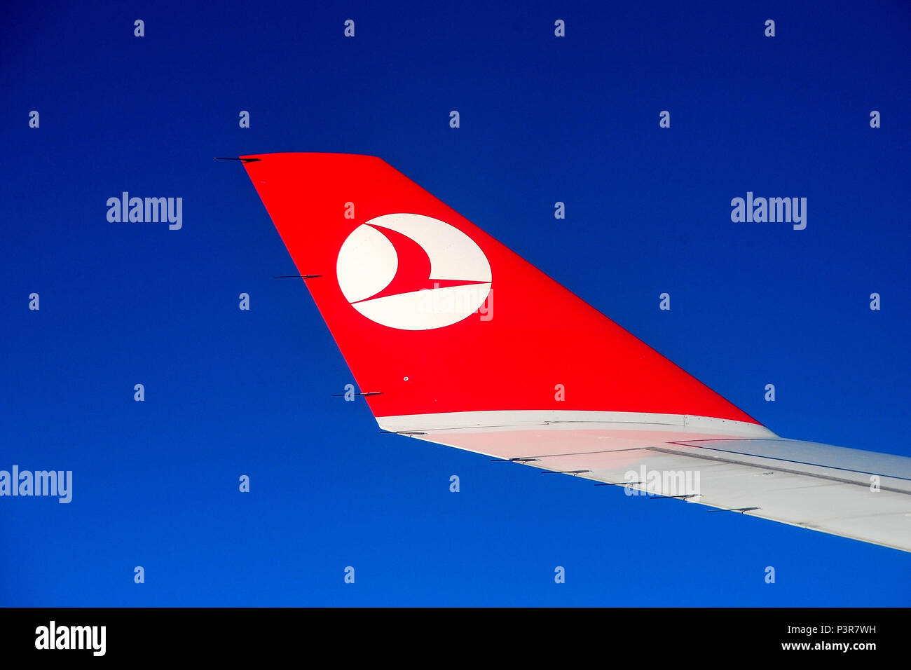 Turkish Airlines durch Flugzeugfenster, Istanbul, Türkei Stockfoto