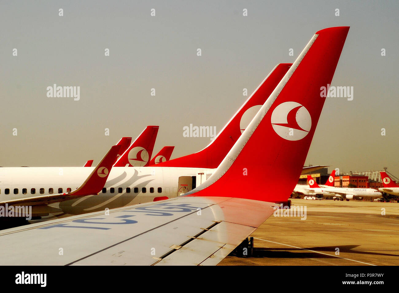 Turkish Airlines durch Flugzeugfenster, Istanbul, Türkei Stockfoto