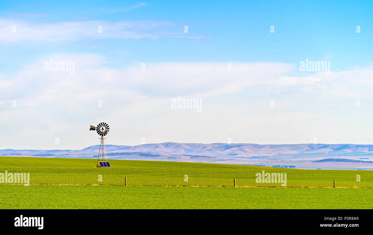 Alte Windmühle angeschlossenen Batterien in ländlichen Südaustralien in der Nähe von sloar Snowtown Stockfoto