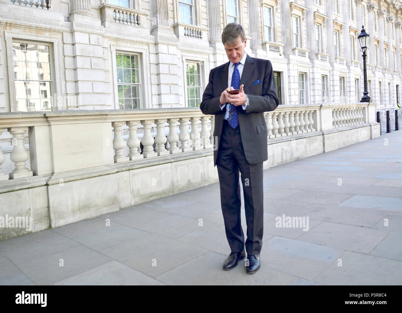 Dominic Grieve MP (konservativ: Beaconsfield) ehemalige Attourney Allgemein auf sein Mobiltelefon in Whitehall Stockfoto